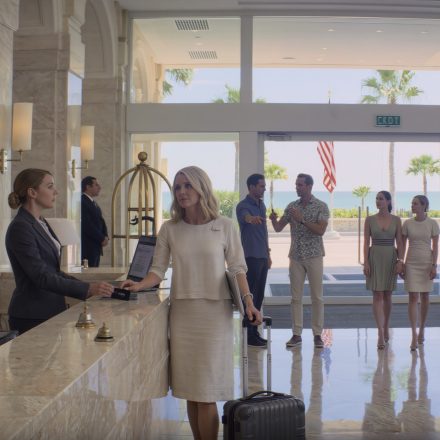 Podczas rodzinnych wakacji mój zięć podniósł głos na recepcjonistę w hotelu: „Nie pomagaj jej z bagażem, nie ma jej z nami”. Moja córka wybuchnęła śmiechem. Nie miał pojęcia, że ​​właśnie kupiłam hotel. To, co zrobiłam później, wprawiło ich w szok – oboje ZATRZYMALI SIĘ CAŁKOWICIE…