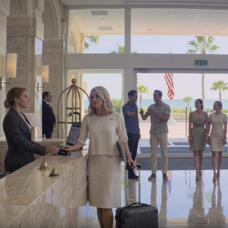 Podczas rodzinnych wakacji mój zięć podniósł głos na recepcjonistę w hotelu: „Nie pomagaj jej z bagażem, nie ma jej z nami”. Moja córka wybuchnęła śmiechem. Nie miał pojęcia, że ​​właśnie kupiłam hotel. To, co zrobiłam później, wprawiło ich w szok – oboje ZATRZYMALI SIĘ CAŁKOWICIE…