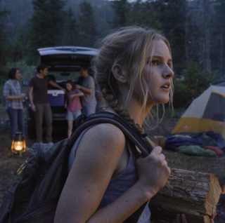 Mama zabrała mnie na kemping, a potem zostawiła samą w górach. Wróciłam z naręczem drewna na opał i usłyszałam, jak mówi chłodno: „Jeśli chce przeżyć, znajdzie sposób”. Godzinę później światła ich reflektorów zniknęły z pola widzenia. Dniami błąkałam się, głodna i odwodniona… Aż wreszcie, sześć lat później, wróciła do pracy, szlochając – ale ja już nie byłam tą szesnastolatką…