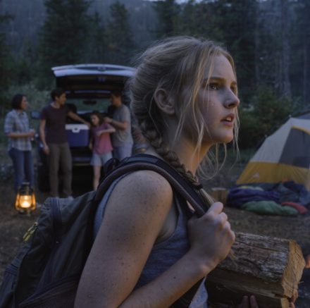 Mama zabrała mnie na kemping, a potem zostawiła samą w górach. Wróciłam z naręczem drewna na opał i usłyszałam, jak mówi chłodno: „Jeśli chce przeżyć, znajdzie sposób”. Godzinę później światła ich reflektorów zniknęły z pola widzenia. Dniami błąkałam się, głodna i odwodniona… Aż wreszcie, sześć lat później, wróciła do pracy, szlochając – ale ja już nie byłam tą szesnastolatką…