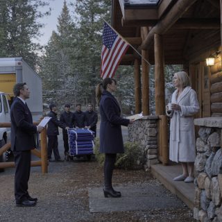 Relaksowałem się w mojej górskiej chacie, gdy o 5 rano włączył się alarm bezpieczeństwa. Strażnik cicho zawołał: „Twoja córka jest tu z przeprowadzką – mówi, że musisz się wyprowadzić. Mówi, że jest właścicielką tego miejsca”. Wziąłem powolny łyk herbaty i uśmiechnąłem się. „Wpuść ją. Zaraz się dowie”.