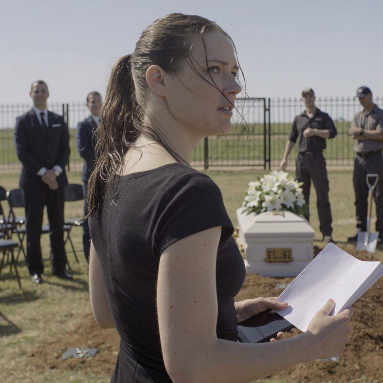 Ik begroef mijn 8-jarige zoon ALLEEN onder de Savannah-zon… Aan de andere kant van de stad proostte mijn hele familie met champagne op de ‘nieuwe start’ van mijn zus – en op het moment dat de eerste schep aarde de kist raakte, trilde mijn telefoon: geen ‘sorry’, maar slechts twee woorden, ‘nieuwe start’, en het bedrag van 1,5 miljoen dollar… en vanaf dat moment wist ik dat ik er genoeg van had om degene te zijn die achterbleef.