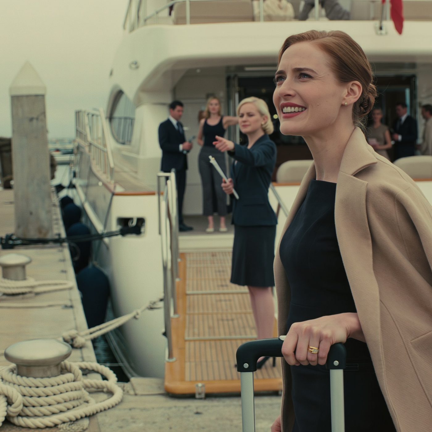 Siostra mojego męża warknęła: „Nie pasujesz do tej podróży!” — moje nazwisko zostało wykreślone z listy gości jachtu i zastąpione „jej instruktorką jogi”… przy bramce wejściowej nawet uśmiechnęła się złośliwie: „idź do domu”. Wszyscy odwrócili wzrok — nawet mój mąż… ale wtedy jeden z członków załogi odwrócił się do mnie i powiedział zdanie, które sprawiło, że cały dok… zamarł.