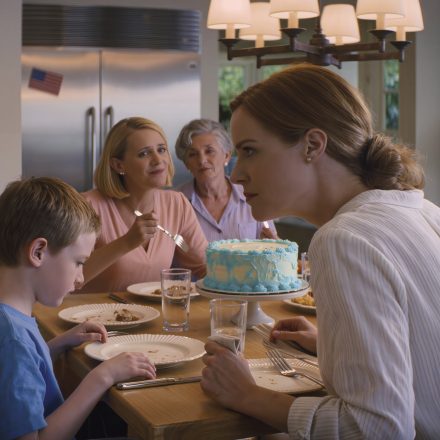 Podczas kolacji moja siostra powiedziała, że ​​„tanie” ciasto urodzinowe mojego syna sprawiło, że jej dzieci poczuły się źle. Mama się z nią zgodziła. Mój syn, który pomagał upiec własne ciasto, spuścił wzrok na swoje dłonie. Wyszliśmy cicho. Teraz ona błaga mnie o pomoc…