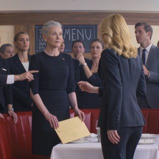 Zaraz po pogrzebie męża zebraliśmy się wszyscy w restauracji. Gdy tylko usiadłam, moja pasierbica zaśmiała się szyderczo: „Znajdźcie inny stolik. Ten jest dla prawdziwej rodziny, a nie dla drugiej żony, która wyszła za mąż dla pieniędzy”. Wszyscy się roześmiali. Nie sprzeciwiłam się – po prostu położyłam kopertę na stole i powiedziałam: „Twój ojciec zostawił mi ten list. Przeczytaj go, zanim za bardzo się rozkręcisz”. To, jak ich uśmiechy zgasły, a przy stole nagle zapadła cisza, było niezapomniane.