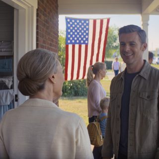 Wiadomość mojego syna była zimna jak lód: „Mamo, nie wtrącaj się, moja żona czuje się nieswojo”. Wpatrywałem się w ekran, a potem, bez ostrzeżenia, wstrzymałem wszelkie wsparcie finansowe, które regularnie wysyłałem. Myślałem, że zostanę sam. Ale w nocy, następnego ranka, pojawili się u moich drzwi z dzieckiem i zaczęli od jednego zdania, które uświadomiło mi, że dałem za dużo.