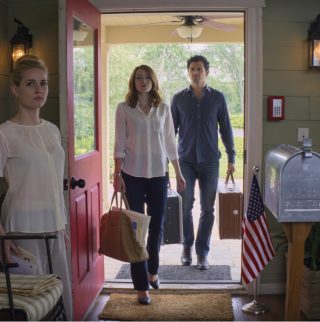 Po tym, jak moja rodzina odrzuciła mnie, gdy straciłam pracę, wrócili dwa lata później z walizkami, szydząc, że nie mam prawdziwej rodziny i że zabiorą mi dom. Więc nic nie powiedziałam, wyszłam na zewnątrz i zadzwoniłam pod numer 911.