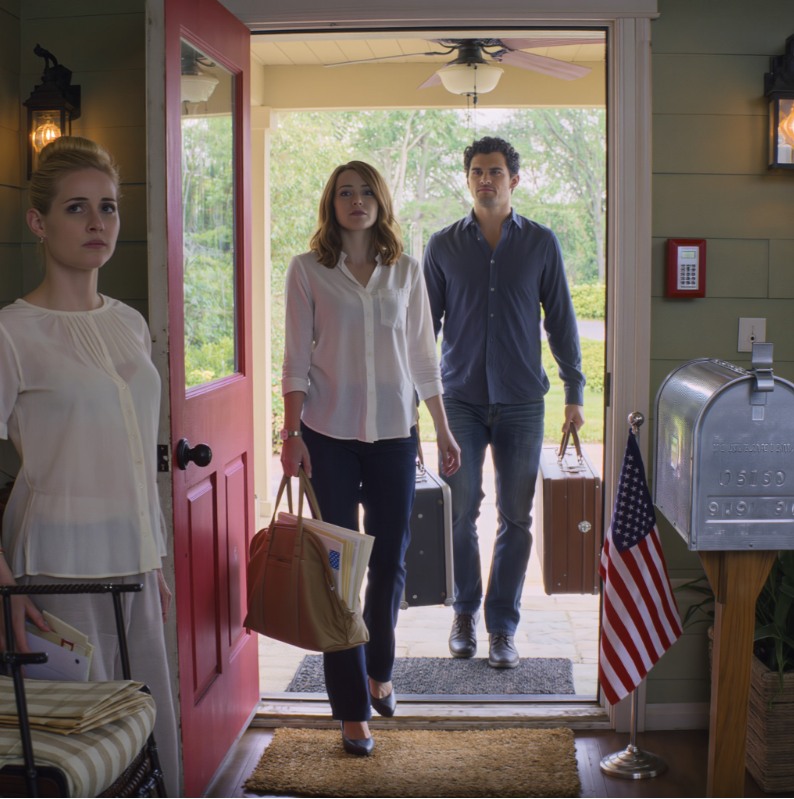 Po tym, jak moja rodzina odrzuciła mnie, gdy straciłam pracę, wrócili dwa lata później z walizkami, szydząc, że nie mam prawdziwej rodziny i że zabiorą mi dom. Więc nic nie powiedziałam, wyszłam na zewnątrz i zadzwoniłam pod numer 911.