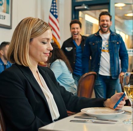 Mój chłopak kazał mi czekać 2 godziny w drogiej restauracji na naszą rocznicę. Kiedy w końcu dotarł z przyjaciółmi, powiedział głośno: „Widzisz? Mówiłem, że ona tu jeszcze będzie jak żałosny szczeniak”. Wszyscy się śmiali. Byliśmy razem trzy lata, a ja właśnie spłaciłam jego kredyt samochodowy. Uśmiechnęłam się i zamówiłam kolejnego drinka. Dziś rano mój telefon pokazuje 78 nieodebranych połączeń, a JEGO RZECZY SĄ W WORKACH NA ŚMIECI NA WYSYPISKU…