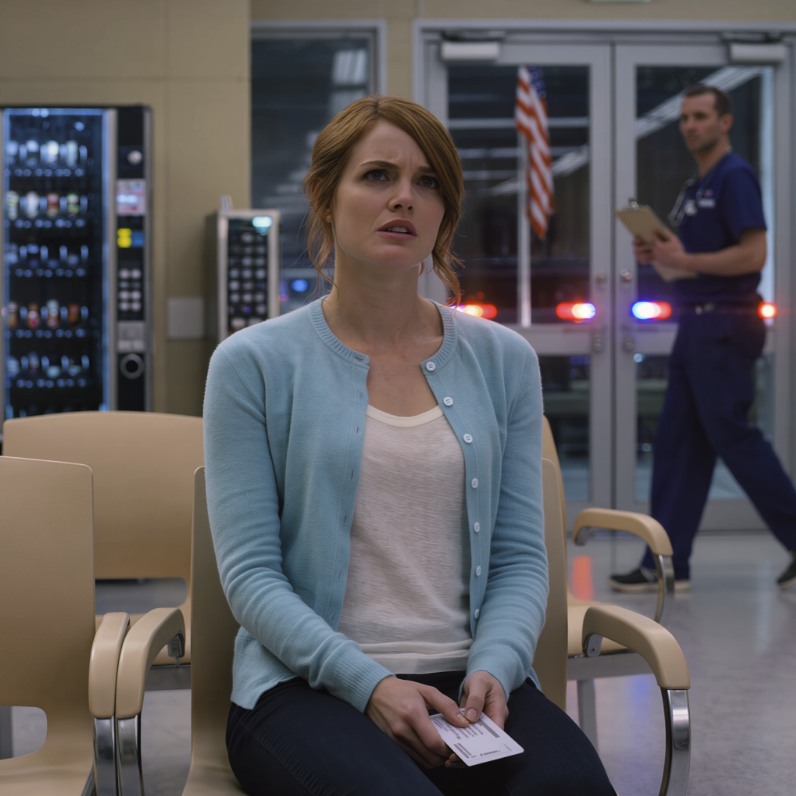 „Przestań dramatyzować”, warknęła mama, kiedy znów straciłam przytomność – więc przestałam błagać, żeby mi uwierzyli. Przez lata moje siniaki i krwotoki z nosa były „uwagą”, moje omdlenia „występem”, a moja siostra zrobiła z tego rodzinny żart… Aż weszłam sama na pogotowie, a specjalista obejrzał moje wyniki krwi i powiedział słowa, które zmieniły wszystko – i nagle „prawda” mojej rodziny zaczęła się rozpadać.