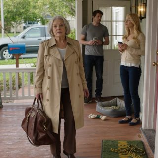 c Wróciłam z papierkowej roboty związanej z przejściem na emeryturę, myśląc, że pierwszą rzeczą, jaką usłyszę, będą gwoździe śmigające po podłodze i Max rzucający się na moje nogi, jakbym nigdy stamtąd nie wychodziła, ale dom odpowiedział mi ciszą tak niewłaściwą, że miałam wrażenie, jakby uszło z niego powietrze. W tej pustej przestrzeni przy dywaniku w przedpokoju – gdzie zawsze stała jego smycz i zawsze brzęczała miska z wodą – wiedziałam, jeszcze zanim odłożyłam torbę, że moje dzieci zrobiły coś, czego nie odważyłyby się powiedzieć na głos.