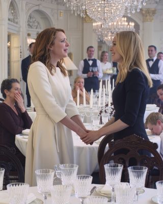 Na 60. urodziny mamy kuzyn zapytał, dlaczego szpital ma moje nazwisko na przednim skrzydle – a moi rodzice UPUŚCILI widelce. Nadal myśleli, że mam „drobną robotę medyczną”. Przed 40 gośćmi kuzyn wyjawił, że jestem ordynatorem chirurgii dziecięcej, przekazałem 2,5 MILIONA dolarów i całe centrum dziecięce nosi moje imię. Kilka minut później do naszego stolika podszedł nieznajomy, płacząc, i wyszeptał: „Uratowałeś życie mojej córce…”.