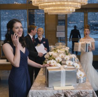 Nazywam się Myra Wells i mam 28 lat. Sześć miesięcy temu poleciałam z Los Angeles do Bostonu na Wielki Dzień mojej siostry Victorii. Kiedy dotarłam na miejsce i powiedziałam swoje imię, obsługa wyglądała na zdezorientowaną. Przekartkowali listę gości raz, drugi, a potem spojrzeli na mnie z politowaniem. „Przepraszam, proszę pani. Pani nazwiska tu nie ma.” Zadzwoniłem do siostry i zapytałem. Uśmiechnęła się szyderczo do telefonu. „Naprawdę myślisz, że zostaniesz zaproszony?” Więc odszedłem po cichu. Położyłem prezent na stole — było to tylko małe srebrne pudełko. Kilka godzin później, gdy Victoria otworzyła paczkę przed 400 gośćmi, zobaczyła, co było w środku, i od tamtej pory nie przestała tam dzwonić. Ale nigdy nie odpowiedziałem. Zanim powiem, co było w tym pudełku, poświęć chwilę na polubienie i subskrypcję, ale tylko jeśli naprawdę podoba Ci się ta historia. Zostaw komentarz, gdzie oglądasz i o której godzinie. Aby zrozumieć, dlaczego ten dar zniszczył wszystko, co zbudowała moja siostra, muszę cofnąć się do momentu, w którym po raz pierwszy uświadomiłam sobie, że tak naprawdę nigdy nie byłam częścią tej rodziny. Dorastałem w trzypiętrowym domu w stylu kolonialnym w Beacon Hill w Bostonie. Z zewnątrz wyglądaliśmy na idealną rodzinę – zamożną, szanowaną, taką, która spędzała lato na Martha’s Vineyard i wspierała finansowo odpowiednie organizacje charytatywne. Ale za tymi murami mieszkały dwie córki i tylko jedna się liczyła. Victoria była ode mnie trzy lata starsza. Miała większy pokój, markowe ubrania, lekcje gry na pianinie i recital taneczny, na który chodzili nasi rodzice. Dostałem rzeczy po rodzicach i ciszę. W dniu moich 10. urodzin w końcu zrozumiałem swoje miejsce w tej rodzinie. Odliczałam dni. Dwucyfrowe liczby wydawały się ważne. Wyobrażałam sobie balony, tort z moim imieniem, może nawet przyjęcie takie jak u Victorii – to z kucykiem, cateringiem i czterdziestką dzieci z jej klasy. Tego ranka obudziłem się wcześnie i zbiegłem na dół. Kuchnia była pusta. Moja mama rozmawiała przez telefon, planując zbliżający się bal Wiktorii. Ojciec już poszedł do pracy. Żadne z nich nie podniosło wzroku, kiedy weszłam. „Mamo” – powiedziałem – „to moje urodziny”. Zakryła słuchawkę. „Wiem, kochanie. Zrobimy coś później.” Nigdy tego nie zrobili. Ale tego wieczoru ktoś zapukał do drzwi mojej sypialni. To była babcia Eleanor — matka mojego ojca — trzymająca małe, zapakowane pudełko. „Wszystkiego najlepszego z okazji urodzin, moja kochana dziewczynko” – powiedziała, siadając na brzegu mojego łóżka. W środku był aparat. Nie zabawka – prawdziwy, ze skórzanym paskiem i srebrną obudową, która wydawała się ciężka w moich małych dłoniach. „Masz oko artysty, moja droga.” Dotknęła mojego policzka. „Pewnego dnia świat zobaczy to, co ja widzę w tobie”. Wtedy jeszcze nie wiedziałem, ale ten aparat zmieni całe moje życie. A babcia Eleanor wiedziała dokładnie, co sadzi. Osiem lat później ukończyłem liceum z pełnym stypendium w Rhode Island School of Design, jednym z najlepszych programów artystycznych w kraju. Myślałem, że może w końcu moi rodzice mnie zauważą. Uroczystość odbyła się w sobotnie popołudnie. Zostałem wybrany, aby wygłosić krótką mowę o podążaniu za swoją pasją. Ćwiczyłem tygodniami, wyobrażając sobie dumny uśmiech mojej matki i mocny uścisk dłoni mojego ojca. Rano w dniu ukończenia studiów zeszłam na dół w todze i birecie. Victoria siedziała przy kuchennym stole i przeglądała telefon. Moi rodzice pochylali się nad laptopem mojego ojca. „Ceremonia zaczyna się o 14:00” – powiedziałem. „Powinniśmy wyjść o 13:00, żeby zająć dobre miejsca”. Moja matka nie podniosła wzroku. „Kochanie, coś mi wypadło.” “Co masz na myśli-” Mój ojciec w końcu na mnie spojrzał. „Victoria ma spotkanie networkingowe z Goldman Sachs. To ogromna szansa dla jej kariery. Nie możemy tego przegapić”. Stałam tam w todze, ściskając w dłoni notatki do przemówienia. „To moje zakończenie studiów.” „Fotografia to nie jest prawdziwy zawód, Myro”. Głos mojego ojca był beznamiętny. „Może powinnaś pomyśleć o szkole biznesu, tak jak twoja siostra”. Wiktoria uśmiechnęła się krzywo, ale nic nie powiedziała. Na tę ceremonię poszedłem sam. Wygłosiłem przemówienie przed salą pełną nieznajomych. A kiedy wywołano moje nazwisko, żebym odebrał dyplom, spojrzałem na publiczność i zobaczyłem tylko jedną znajomą twarz. Babcia Eleanor. Pierwszy rząd, klaszczący głośniej niż ktokolwiek inny. Potem wzięła moje dłonie w swoje. „Pamiętaj, kochanie” – wyszeptała. „Największe skarby to nie zawsze te, o które ludzie walczą. Czasami to te, które po cichu przekazujemy dalej”. Nie zrozumiałem, co miała na myśli. Nie wtedy. Ale bym to zrobił. Wiele lat później, stojąc na ślubie mojej siostry ze srebrnym pudełkiem w rękach, zrozumiałam wszystko. Po ukończeniu studiów spakowałem dwie walizki i kupiłem bilet w jedną stronę do Los Angeles. Nie pożegnałem się. Nie było nikogo, komu mógłby to powiedzieć. Przez następne dziesięć lat budowałem swoje życie w ciszy. Zaczynałam jako asystentka fotografa ślubnego, nosząc sprzęt i regulując oświetlenie. Nauczyłam się wszystkiego, co mogłam. Oszczędzałam każdy grosz. I powoli, klient po kliencie, budowałam coś własnego. Moja rodzina nigdy nie pytała o moją pracę. Dla nich wciąż byłam Myrą, która robi zdjęcia nieznajomym. Victoria dzwoniła od czasu do czasu — nie po to, żeby sprawdzić, co u mnie, ale żeby opowiedzieć mi o swoich osiągnięciach. Starszy dyrektor ds. marketingu, 29 lat, biuro narożne, narzeczony menedżera funduszu hedgingowego. Każda rozmowa była przedstawieniem, a ja byłem jej jedyną publicznością. „Właśnie zamknęłam kampanię na siedmiocyfrową kwotę” – powiedziała pewnego wieczoru. „A ty? Nadal robisz te małe sesje zdjęciowe?” Siedziałem wtedy w swoim biurze – tym z oknami od podłogi do sufitu, z widokiem na centrum Los Angeles. Tym z nagrodami na ścianach i listą klientów, która przyprawiłaby ją o zawrót głowy. „Dobrze mi idzie, Victorio. Gratuluję ci kampanii.” „Dzięki. Mama i tata urządzają mi uroczystą kolację w przyszłym tygodniu. Oczywiście, nie jesteś zaproszony. To tylko najbliższa rodzina”. Pozwoliłem, aby to do mnie dotarło. Najbliższa rodzina. „Oczywiście” – powiedziałem. „Miłej zabawy”. Rozłączyłem się i rozejrzałem po biurze. Everlight Studios. Moja firma. 3 miliony dolarów przychodu w zeszłym roku. Znani klienci, artykuły w magazynach, dwunastoosobowy zespół. Wiktoria nie miała pojęcia. Żaden z nich tego nie zrobił. I przez długi czas powtarzałem sobie, że mnie to nie obchodzi. Mówiłem sobie, że ich aprobata już się nie liczy. Ale potem babcia Eleanor zmarła i wszystko się zmieniło. Telefon zadzwonił we wtorek rano. Przeglądałem umowy, kiedy zadzwonił telefon. Numer z Bostonu, którego nie rozpoznałem. „Pani Wells, to jest Harrison Lawson, prawnik pani babci. Z przykrością informuję, że Eleanor Hartwell zmarła wczoraj wieczorem”. Świat się zatrzymał. Babcia Eleanor miała 82 lata. Od lat zwalniała tempo, ale zawsze myślałam, że będzie jeszcze czas. Jeszcze jedna wizyta. Jeszcze jeden telefon. Jeszcze jedna szansa, żeby jej powiedzieć, jak wiele dla mnie znaczy. Tego samego dnia poleciałem do Bostonu. Pogrzeb odbył się w kościele Trójcy Świętej, zgromadził setki osób, których życie poruszyła. Babcia Eleanor była znaną mecenaską sztuki. Ufundowała galerie, stypendia i wspierała wschodzących artystów. Wierzyła w piękno i ludzi, którzy je tworzyli. Siedziałem sam w trzecim rzędzie. Moi rodzice stali z przodu, przyjmując kondolencje. Victoria stała obok nich w czarnej, designerskiej sukience, ocierając oczy chusteczką. Ale zauważyłem coś. Pomiędzy pełnymi współczucia uściskami, Wiktoria co chwila zerkała na moją mamę, a mama na tatę. Szeptały o czymś. „Kolekcja biżuterii” – usłyszałem głos Victorii. „Czy rozmawiałeś z prawnikiem o tym, kiedy możemy…” „Nie tutaj” – syknęła moja matka. „Porozmawiamy o tym później”. Wpatrywałem się w trumnę Babci Eleanor, podczas gdy moja rodzina liczyła jej rzeczy niczym inwentarz. Zasługiwała na coś lepszego. Wszyscy tak zrobiliśmy. Po nabożeństwie, gdy ludzie wychodzili, ktoś dotknął mojego ramienia. Pan Lawson – prawnik. Siwowłosy, o miłym spojrzeniu. „Panno Wells” – powiedział cicho. „Czy mogłaby pani zostać później? Jest coś, co chciała pani dać babci”. Moje serce się ścisnęło. “Oczywiście.” Nie miałem pojęcia, że ​​to, co mi pokaże, zmieni wszystko. Pan Lawson zaprowadził mnie do małego biura na tyłach kościoła. Zamknął drzwi i usiadł naprzeciwko mnie z kopertą manilową w dłoniach. „Twoja babcia była u mnie dwa lata temu” – zaczął. „Była bardzo konkretna w swoich życzeniach. To, co ci zaraz pokażę, jest oderwane od jej publicznej woli”. Przesunął kopertę po stole. Wewnątrz znajdowały się dwa dokumenty i list. Pierwszym dokumentem była notarialna poprawka do jej majątku. Przeczytałem te słowa trzy razy, zanim dotarły do ​​mnie. Kolekcja biżuterii Hartwell. Cała jej kolekcja, warta 2,3 miliona dolarów, była moja. Nie Victorii. Nie mojej matki. Kopalnia. Moje ręce drżały, gdy otwierałem list. Moja najdroższa Myro, jeśli to czytasz, to znaczy, że mnie już nie ma. Ale chcę, żebyś zrozumiała, dlaczego podjąłem taką decyzję. Wiktoria postrzega te przedmioty jako trofea, symbole statusu, które należy eksponować i zazdrościć. Ale ty, moja droga dziewczyno, dostrzegasz ich historię, ich znaczenie. Rozumiesz, że piękno nie polega na posiadaniu. Chodzi o zachowanie. Twoja matka i siostra będą złe. Powiedzą, że popełniłem błąd. Ale patrzyłem, jak wyrastasz na kogoś niezwykłego, nawet gdy nikt inny nie patrzył. Te przedmioty należą do kogoś, kto będzie je szanował. Należą do ciebie. Kochana Babciu Eleanor. Przycisnęłam list do piersi, a łzy spływały mi po twarzy. „Jest jeszcze jedna sprawa” – powiedział łagodnie pan Lawson. „Twoja babcia prosiła, aby to pozostało poufne, dopóki nie zdecydujesz się na właściwy moment, by to ujawnić”. Skinąłem głową, nie mogąc wydobyć głosu. Schowałam dokumenty do torby i wyszłam z kościoła z tajemnicą, która miała kryć się w moim sercu przez sześć miesięcy. Wtedy nie wiedziałam, że będę go używać na ślubie mojej siostry. Trzy miesiące po pogrzebie usłyszałem tę nowinę. Wiktoria była zaręczona. Marcus Thornton – stary bogacz z Connecticut. Jego rodzina była właścicielem połowy nieruchomości komercyjnych w Nowej Anglii. To był taki związek, o jakim zawsze marzyli moi rodzice. Bogactwo łączy się z bogactwem. Status umacnia status. Ślub miał się odbyć w hotelu Grand Belmont w Bostonie. Czterysta gości. Budżet sześciocyfrowy. Każdy szczegół dopracowany do perfekcji. Czekałem na zaproszenie. Mijały tygodnie. Nic. Sprawdzałam pocztę codziennie. Ciągle odświeżałam pocztę. Powtarzałam sobie, że musi być jakieś opóźnienie, że moja siostra na pewno by… W końcu zadzwoniłem do mamy. „Mamo, jeszcze nie dostałam zaproszenia na ślub Victorii. Czy mam potwierdzić jej obecność bezpośrednio, czy…” Zapadła długa cisza. „Myra”. Głos mojej matki był ostrożny. „Victoria chciała, żebym z tobą o tym porozmawiała”. Poczułem ucisk w żołądku. „Po prostu… ślub jest bardzo kameralny. Victoria uznała, że ​​lepiej będzie, jeśli nie będziesz obecny.” “Intymny?” Prawie się roześmiałem. „Widziałam na jej Instagramie, że jest 400 gości.” Kolejna pauza. „Wiesz, jak to jest być na takich imprezach. Niezręcznie. Nie chcemy, żeby cokolwiek odciągało uwagę od dnia Victorii”. Siedziałem w ciszy, przyciskając telefon do ucha. „Rozumiem” – powiedziałem w końcu. „Dziękuję, że dałaś mi znać, mamo”. Rozłączyłem się. Tego wieczoru przeglądałam media społecznościowe Victorii. Zdjęcia z przymiarki sukni, przyjęcia zaręczynowego, listy prezentów u Tiffany’ego. Komentarze setek osób gratulujących jej. Czterysta gości. Ale ani jednego miejsca dla jej siostry. Długo wpatrywałem się w telefon. I wtedy podjąłem decyzję. Teraz muszę cię o coś zapytać. Gdybyś był na moim miejscu i gdyby twoja rodzina zabroniła ci iść na ślub twojej siostry, kłamliwie twierdząc, że to była kameralna uroczystość, co byś zrobił? Czy mimo wszystko byś się pojawił? Czy odszedłbyś na zawsze? Czy zrobiłbyś coś zupełnie innego? Podzielcie się swoją odpowiedzią w komentarzach. Jestem naprawdę ciekaw, co byście wybrali. A kiedy już o tym pomyślisz, kliknij przycisk „Subskrybuj”, aby nie przegapić tego, co będzie dalej. Bo tego, co zrobiłem, nikt się nie spodziewał. Zarezerwowałem lot trzy dni przed ślubem. Z Los Angeles do Bostonu. W jedną stronę. Nikomu nie powiedziałem. Nie pytałem o pozwolenie. Po prostu spakowałam małą torbę i przygotowałam jedyną rzecz, którą musiałam zabrać: prezent. Pudełko leżało na kuchennym blacie w srebrnym pudełku z białą wstążką – na tyle małe, że zmieściło się w mojej torebce, ale na tyle lekkie, że nigdy nie zgadłbyś, co jest w środku. W noc poprzedzającą mój lot nie mogłem spać. Ciągle zadawałem sobie pytanie, czy postępuję właściwie. Część mnie chciała zostać w domu — żeby uchronić się przed kolejnym odrzuceniem, żeby udawać, że mnie to nie obchodzi. Ale mi zależało. To był problem. Przez dwadzieścia osiem lat byłem niewidzialny dla mojej rodziny. Akceptowałem ich lekceważenie, faworyzowanie, bezmyślne okrucieństwo. Zbudowałem sobie życie trzy tysiące mil stąd i powiedziałem sobie, że to wystarczy. Nie było. Nie leciałem do Bostonu, żeby się zemścić. Nie miałam zamiaru robić sceny ani psuć Victorii dnia. Chciałem zrobić tylko jedną rzecz. Chciałem dać mojej siostrze prezent ślubny. Chciałam, żeby chociaż raz mnie dostrzeżono jako kogoś, kto istnieje. O szóstej rano założyłam prostą granatową sukienkę, pomalowałam usta szminką i spojrzałam na siebie w lustrze. „Dasz radę” – wyszeptałem. Podniosłem srebrne pudełko i schowałem je do torby. Nie wiedziałem, co się stanie, kiedy Victoria to otworzy. Nie wiedziałem, czy to cokolwiek zmieni, czy w ogóle nic, ale wiedziałem, że nie mogę trzymać tej tajemnicy w nieskończoność. Niektóre prawdy muszą ujrzeć światło dzienne. A babcia Eleanor zaufała mi, że znajdę odpowiedni moment. Gdy mój samolot oderwał się od pasa startowego, zrozumiałem, że nadszedł wreszcie ten moment. Hotel Grand Belmont spełnił wszystkie moje oczekiwania, a nawet więcej — kryształowe żyrandole, marmurowe podłogi, ogromne kompozycje kwiatowe w holu, których koszt zapewne przewyższał czynsz większości ludzi. Kwartet smyczkowy grał cicho przy wejściu, a goście ubrani w designerskie suknie i szyte na miarę garnitury zmierzali w stronę sali balowej. Stałem na skraju tego wszystkiego, ściskając srebrne pudełko. Serce waliło mi tak mocno, że słyszałem je w uszach. Wygładziłam sukienkę – w kolorze przydymionego różu, skromną, elegancką – i podeszłam do stołu weselnego. Dwie młode kobiety ubrane na czarno siedziały za listą gości, która wyglądała jak mała powieść. „Dzień dobry” – powiedziałem. „Przyjechałem na ślub Wells-Thornton”. „Oczywiście. Proszę o imię.” „Myra Wells. Jestem siostrą panny młodej.” Kobieta uśmiechnęła się i spojrzała na swoją listę. Jej palec przesunął się po literach W raz, drugi, trzeci. Uśmiech zniknął. „Przykro mi, proszę pani. Pani nazwiska nie ma na liście.” „Czy mógłbyś sprawdzić jeszcze raz, Wells.” Przejrzała kilka stron. Druga recepcjonistka pochyliła się, żeby pomóc. „Jest Harold Wells” – powiedziała. „Patricia Wells, Victoria Wells, wkrótce Thornton”. Ale ona spojrzała na mnie z czymś w rodzaju litości. „Nie, Myro.” Drzwi sali balowej za nimi były otwarte. Widziałem białe obrusy, wysokie dekoracje na stołach, setki ludzi śmiejących się i pijących szampana. Czterysta gości. Ale mojego nazwiska nie było na liście. Recepcjonistka poruszyła się niespokojnie. „Proszę pani, czy jest ktoś, do kogo mogłabym zadzwonić?” „Nie” – powiedziałem cicho. „W porządku. Zajmę się tym sam”. Odszedłem od stołu i wyciągnąłem telefon. Moje ręce były pewne, gdy wybierałem numer Victorii. Zadzwonił raz, drugi raz, aż w końcu odebrała moja siostra. “Cześć.” Głos Victorii był ostry, niecierpliwy. Za nią słyszałam gwar godziny koktajlowej – brzęk kieliszków, muzykę, śmiech. „Victoria, tu Myra.” Chwila ciszy, potem westchnienie. „Czego chcesz? Jestem trochę zajęty.” „Jestem w hotelu. Mojego nazwiska nie ma na liście gości.” Cisza. Czekałem. „Wiem” – powiedziała w końcu. „To dlatego, że nie byłeś zaproszony”. Mimo że się tego spodziewałem, słowa te i tak zabrzmiały jak policzek. „Jestem twoją siostrą.” Wiktoria roześmiała się — zimnym, kruchym śmiechem. „Naprawdę myślisz, że cię zaproszą? To wesele jest dla ludzi, którzy się liczą, Myro. Dla ważnych osób. Nie dla kogoś, kto zarabia na życie fotografowaniem.” Zamknąłem oczy. „Przeleciałem przez cały kraj.” „To twój problem, nie mój. Nie prosiłem cię, żebyś przyszedł.” „Chciałem ci tylko dać prezent, żeby ci życzyć wszystkiego najlepszego.” „Prezent?” – prychnęła. „Co mogłabyś mi dać, czego jeszcze nie mam? Niech zgadnę – własnoręcznie zrobiony album ze zdjęciami? Kupon na darmową sesję portretową?” Nic nie powiedziałem. „Powiedzmy sobie jasno” – kontynuowała Wiktoria. „Nikt cię tu nie chce. Ani mama, ani tata, a już na pewno nie ja. Zawsze przynosiłeś wstyd tej rodzinie”. „Wracaj do domu, Myro. Wracaj do swojego małego życia w Kalifornii i przestań udawać, że twoje miejsce jest w moim”. Stałam w holu hotelu, otoczona nieznajomymi ludźmi, i pozwoliłam, by jej słowa mnie pochłonęły. Mogłam się bronić. Mogłam krzyczeć, płakać, błagać. Ale tego nie zrobiłem. „Rozumiem” – powiedziałem. Mój głos był spokojny, wręcz spokojny. „Zostawię twój prezent przy stole weselnym.” „Dobra, nieważne. Nie rób sceny.” Rozłączyła się. Przez chwilę wpatrywałem się w telefon, a potem się uśmiechnąłem, bo dokładnie wiedziałem, co jest w tym pudełku i kiedy ono zostanie otwarte. Stół z prezentami był arcydziełem przepychu – setki zapakowanych pudełek w każdym rozmiarze. Błękitne Tiffany, pomarańczowe Hermes, lśniąca biel ze złotymi kokardkami. Kryształowe karafki, srebrne ramki, koperty, które niewątpliwie zawierały czeki z wieloma zerami. Podszedłem do niego powoli, trzymając w ręku srebrne pudełko. Recepcjonistka, która mnie odprawiła, obserwowała mnie ze swojego stanowiska. Jej wyraz twarzy był niepewny – może współczujący, a może po prostu zdezorientowany kobietą, która została odrzucona, ale nie odeszła. Znalazłem wolne miejsce przy krawędzi stołu i odłożyłem tam prezent. W tym całym splendorze wydawał się niewielki — skromny, łatwy do przeoczenia. Łatwy. Wyciągnęłam kartkę z torebki i schowałam ją pod wstążką. Dla Victorii. Od twojej siostry, Myry. „Proszę pani.” Odwróciłam się. Recepcjonistka była już blisko, jej głos był łagodny. „Jesteś pewien, że nie chcesz zostać? Mógłbym spróbować porozmawiać z koordynatorem ślubu, może…” „Nie, dziękuję”. Uśmiechnęłam się do niej lekko. „Niektóre prezenty przemawiają głośniej, gdy ofiarodawca jest nieobecny”. Zamrugała, wyraźnie niepewna, co o tym myśleć. Rzuciłem ostatnie spojrzenie na drzwi sali balowej. Gdzieś w środku moja rodzina świętowała. Mama pewnie komplementowała sukienkę Victorii. Ojciec pewnie ściskał dłonie ważnym osobom. A Wiktoria zapewne promieniała, rozkoszując się uwagą, której zawsze pragnęła. Żaden z nich o mnie nie myślał. To było w porządku. Już niedługo zaczną o mnie myśleć. Odwróciłem się i przeszedłem przez hol, mijając żyrandole, kwartet smyczkowy i pięknych ludzi w pięknych ubraniach. Nie oglądałem się za siebie. Na zewnątrz jesienne powietrze było rześkie i czyste. Wziąłem głęboki oddech, wyciągnąłem telefon i zarezerwowałem najbliższy lot do Los Angeles. Uśmiechnąłem się, gdy taksówka odjechała od Grand Belmont. Przyjęcie miało się zacząć za chwilę i za chwilę Victoria sięgnie po mój prezent. Ale zanim opowiem, co wydarzyło się później, cofnę się o dwa miesiące — do momentu, w którym los, a może duch babci Eleanor, postanowił zagrać ostatnią kartę. Była środa po południu. Siedziałem przy biurku i przeglądałem faktury, gdy mój asystent zapukał do moich drzwi. „Myra, masz telefon. Ktoś o nazwisku Caroline Ashford.” Serce mi podskoczyło. Caroline Ashford była legendą w branży ślubnej – właścicielką Ashford Events, najbardziej ekskluzywnej agencji ślubnej na Wschodnim Wybrzeżu. Koordynowała ceremonie dla senatorów, celebrytów i dynastii z bogatymi rodzinami. Była także najbliższą przyjaciółką Babci Eleanor. Podniosłem słuchawkę. „Pani Ashford, minęło sporo czasu.” „Za długo, moja droga”. Jej głos był ciepły, znajomy. „Eleanor ciągle o tobie mówiła, wiesz. Była taka dumna z tego, co zbudowałaś”. Ścisnęło mnie w gardle. “Dziękuję.” „Dzwonię, bo moja panna młoda w Bostonie potrzebuje fotografa. Jest bardzo wymagająca, bardzo wymagająca. Chce tego, co najlepsze. Powiedziałem jej, że Everlight Studios jest najlepsze”. „Doceniam polecenie.” „Jest jedna rzecz, którą powinnaś wiedzieć” – Caroline zrobiła pauzę. „Panna młoda jest twoją siostrą”. Siedziałem bardzo nieruchomo. „Victoria podpisała kontrakt w zeszłym tygodniu” – kontynuowała Caroline. „Nie ma pojęcia, że ​​jesteś właścicielem firmy. Właśnie zobaczyła nasze portfolio i zakochała się w naszych pracach”. „Wiedziałeś. I mimo to nas poleciłeś.” „Twoja babcia by tego chciała, Myro. Zawsze mawiała: »Prawda sama znajdzie drogę«”. Głos Caroline złagodniał. „Umowa jest już podpisana. 15 000 dolarów bezzwrotnej kaucji. Czy pojawisz się osobiście, zależy wyłącznie od Ciebie.” Wpatrywałem się przez okno w panoramę Los Angeles. Moja siostra mnie zatrudniła. Podpisała umowę z firmą, o której nie wiedziała, że ​​jestem jej właścicielem. A ona nie miała o tym pojęcia. Było jeszcze coś, o czym Wiktoria nie wiedziała. Miesiąc przed ślubem zorganizowała brunch dla panny młodej. Dowiedziałam się o tym od Caroline, która dowiedziała się o tym z Boston Social Circuit. Trzydzieści kobiet. Prywatny pokój w hotelu Four Seasons. Szampan i kanapki bez skórki. Wiktoria rządzi dworem jak królowa. Temat rozmowy: kolekcja biżuterii Hartwell. „Perły babci będą moim starym skarbem” – oznajmiła Wiktoria w obecności zebranych. „Kolekcja jest warta ponad 2 miliony dolarów. Jest w naszej rodzinie od pokoleń”. „Jak wspaniale, że ci się to udało” – powiedział ktoś. „No cóż, oczywiście”. Victoria się uśmiechnęła. „Zawsze byłam ulubienicą babci. Wiedziała, że ​​docenię te rzeczy w odpowiedni sposób – w przeciwieństwie do mojej siostry, która nie odróżniałaby Cartiera od kostiumu”. Moja matka kiwała głową, popijając mimosę. „Twoja babcia chciałaby, żebyś je miała, kochanie. Zawsze byłaś tą osobą, z której była najbardziej dumna”. Żadne z nich nie wiedziało, że kolekcja już należała do mnie. Należał do mnie od sześciu miesięcy. Victoria wielokrotnie kontaktowała się z panem Lawsonem, próbując odebrać biżuterię przed ślubem. Grzecznie zbywał prośbę, powołując się na trwające sprawy spadkowe. Założyła, że ​​to tylko opóźnienia w formalnościach. Zleciła nawet wykonanie specjalnej gabloty do swojej garderoby, czekając na przyjęcie spadku. Opowiedziała rodzinie Marcusa o kolekcji — starych pieniądzach zebranych za pomocą starych klejnotów. Powiedziała swoim przyjaciołom. Prawdopodobnie już zaplanowała, którym czasopismom je pokaże. A wszystko to było zbudowane na kłamstwie, o którym nie wiedziała, że ​​je wypowiada. Uważała, że ​​należą jej się te fragmenty. Wierzyła, że ​​babcia Eleanor kochała ją najbardziej. Miała się wkrótce przekonać, jak bardzo się myliła. A 400 najlepszych przedstawicieli Bostonu będzie oglądać jej występ. A teraz wróćmy do teraźniejszości. Taksówka wysadziła mnie na lotnisku Logan akurat o zachodzie słońca nad zatoką w Bostonie. Przyjęcie miało się wkrótce rozpocząć – kolacja, toasty, krojenie tortu, a w pewnym momencie, zgodnie z naszą rodzinną tradycją, panna młoda otworzy prezenty. Znalazłem miejsce w saloniku VIP linii lotniczych i zamówiłem kawę. Przez okna od podłogi do sufitu obserwowałem samoloty wzbijające się w pomarańczowe niebo. Mój telefon leżał na stole przede mną i był cichy. Żadnych połączeń. Brak wiadomości. Jeszcze nie. Myślałam o babci Eleanor – o tym, jak na mnie patrzyła, gdy nikt inny tego nie robił, o aparacie, który mi dała, gdy miałam dziesięć lat, tym, od którego wszystko się zaczęło. „Największe skarby nie zawsze są tymi, o które ludzie walczą” – powiedziała. „Czasami są to te, które po cichu przekazuje się dalej”. Teraz zrozumiałem. Wiedziała dokładnie, jaką kobietą stanie się Victoria. Wiedziała, że ​​moi rodzice zawsze wybiorą moją siostrę zamiast mnie. I zadbała o to, żebym, kiedy nadejdzie ten moment, miała prawdę po swojej stronie. Nie zemsta. Tylko prawda. Wypiłem łyk kawy i spojrzałem na zegarek. 7:45. Godzina koktajlowa dobiegła końca. Goście zajęli miejsca. Konferansjer rozgrzewał publiczność, przygotowując się do zaproszenia Victorii i Marcusa, aby otworzyli kilka wyjątkowych prezentów przed deserem. Moje srebrne pudełko czekało. W środku znajdowała się kopia testamentu babci Eleanor, jej list do mnie, nasze wspólne zdjęcie w jej ulubionym sklepie jubilerskim i pojedyncza złożona kartka papieru – kopia umowy z Everlight Studios z moim imieniem wyraźnie wydrukowanym na dole. Uśmiechnąłem się do siebie. Już za chwilę, lada moment, Victoria sięgnie po to pudełko i nic już nie będzie takie samo. Opowiem wam, co działo się w Grand Belmont, gdy siedziałem w saloniku na lotnisku. Sala balowa była przepiękna. Setki stołów nakrytych obrusami w kolorze kości słoniowej, z białymi różami i hortensjami na środku stołów, sięgającymi kryształowych żyrandoli. Orkiestra smyczkowa grała cicho, a kelnerzy w białych rękawiczkach serwowali trzecie danie. Czterystu gości — elita Bostonu, rozległa sieć znajomych Thorntonów i starannie wyselekcjonowane grono imponujących przyjaciół z Victorii. A w centrum tego wszystkiego – moja siostra. Promieniowała w szytej na miarę sukni od Very Wang, z diamentami lśniącymi na jej szyi i nadgarstkach. Marcus siedział obok niej, przystojny i pełen uwielbienia, dokładnie taki mąż, na jakiego zawsze zasługiwała. Moi rodzice siedzieli przy stole prezydialnym, promieniejąc. Matka co chwila ocierała oczy, przepełniona dumą. Ojciec uścisnął dłoń ojcu Marcusa – dwóch patriarchów przypieczętowało sojusz. Nikt nie wspomniał mojego nazwiska. Nikt nie zauważył pustego krzesła, które powinno tam być. Podczas koktajlu Victoria krążyła po sali, przyjmując komplementy i całusy z powietrza. Kiedy ktoś pytał ją o biżuterię, którą nosiła, pochylała się konspiracyjnie. „Poczekaj tylko, aż zobaczysz kolekcję babci. Odziedziczę ją, wiesz – pamiątki rodzinne warte ponad 2 miliony dolarów. Będę miała te perły na Met Gali przyszłej wiosny”. Jej goście byli pełni zachwytu i podziwu. Gdy podano deser, konferansjer przejął mikrofon. „Szanowni Państwo, nadszedł czas na wyjątkową chwilę. Nasza piękna para młoda chciałaby otworzyć kilka prezentów, zanim pokroimy tort”. Wiktoria klasnęła w dłonie z zachwytu. Marcus uśmiechnął się obok niej. Stół uginający się pod ciężarem prezentów czekał nieopodal. A na samym skraju – niemal ukryte wśród pudełek Tiffany’ego i paczek Hermesa – znajdowało się małe srebrne pudełko z białą wstążką. Wiktoria tego nie zauważyła. Jeszcze nie. Wiktoria podeszła do stołu z prezentami niczym królowa zbliżająca się do tronu. „Zobaczmy, jakie skarby na nas czekają” – oznajmiła, a cała sala zaśmiała się uprzejmie. Otworzyła pierwsze pudełko – kryształowy wazon od Baccarat. Drugi — komplet srebrnych świeczników. Każdy prezent spotykał się z uprzejmym uśmiechem i pomrukiem wdzięczności. Wtedy jej ręka wylądowała na srebrnym pudełku. Podniosła ją, spojrzała na kartkę i zaśmiała się krótko. „O, patrzcie” – powiedziała wystarczająco głośno, by usłyszeli ją przy sąsiednich stolikach. „Prezent od mojej siostry. Tej, która nawet nie mogła sobie pozwolić na to, żeby się porządnie pojawić”. Kilku gości wymieniło zakłopotane spojrzenia. Marcus lekko zmarszczył brwi. „Victoria, zobaczmy, co ona nam dała.” „Prawdopodobnie kupon zrobiony własnoręcznie” – powiedziała Victoria – „albo jedno ze swoich małych zdjęć”. Odwiązała wstążkę, wciąż uśmiechając się do tłumu. Podniosła pokrywę. W środku znajdowała się koperta — gruba i wyglądająca na oficjalną. Na jej twarzy pojawił się uśmiech. Wyciągnęła papiery i powoli je rozłożyła. Pierwszym z nich był dokument prawny pokryty pieczątkami i podpisami. Drugim był list napisany odręcznie na kremowym papierze. Trzecie zdjęcie przedstawiało starszą kobietę i małą dziewczynkę stojące przed sklepem jubilerskim. Wzrok Victorii przesunął się po dokumencie prawnym. Jej twarz zrobiła się biała, potem czerwona, a potem znowu biała. „O co chodzi?” zapytał Marcus, pochylając się. Wiktoria nie odpowiedziała. Jej ręce drżały. List wyślizgnął się z jej palców i upadł na podłogę. Przy sąsiednim stoliku Patricia zauważyła, że ​​coś jest nie tak. Wstała. „Wiktorio, kochanie…” Wiktoria podniosła wzrok znad papierów, na jej twarzy malował się szok i niedowierzanie. „To nie może być prawda” – wyszeptała. „To nie może. Babcia mnie kochała. Nigdy by…” Zatrzymała się. Czterystu gości patrzyło na nią w milczeniu. A na dnie srebrnego pudełka leżała jeszcze jedna kartka papieru, której jeszcze nie rozłożyła. Moja matka w ciągu kilku sekund dotarła do stołu prezydialnego. „Co się dzieje? Co się dzieje?” Victoria drżącymi rękami wcisnęła jej papiery. Wzrok Patricii przeskanował dokument – ​​notarialnie poświadczony podpis, pieczęć prawną, słowa, które deklarowały, że kolekcja biżuterii Hartwell jest wyłączną własnością Myry Eleanor Wells. Twarz mojej matki straciła kolor. „To musi być pomyłka”. „To nie pomyłka”. Głos Victorii załamał się. „To było dwa lata temu, zanim babcia zachorowała”. Szepty rozniosły się po sali balowej. Goście siedzący najbliżej głównego stołu mieli już dość – przerażoną minę panny młodej i drżące w jej dłoniach papiery. „Czy to nie ta biżuteria, o której nam wcześniej opowiadała?” – mruknął ktoś. „Kolekcja za 2 miliony dolarów. Powiedziała, że ​​to jej”. Wiktoria ich usłyszała. Jej twarz się skrzywiła. „To podróbka”. Uniosła papiery jak dowód przestępstwa. „Moja siostra to sfałszowała. Zawsze mi zazdrościła”. Mój ojciec pojawił się obok mojej matki, jego wyraz twarzy był ponury. „Pokaż mi to.” Przeczytał dokument. Potem podniósł list z podłogi. Odręczne wyjaśnienie babci Eleanor. Wiktoria postrzega te przedmioty jako trofea. Myra jako wspomnienia. Wiem, kto uhonoruje moje dziedzictwo. Zacisnął szczękę. „Harold…” Głos mojej matki był cienki. „Powiedz mi, że to nieprawda”. Ale mój ojciec nie odpowiedział. Rozpoznał pismo matki. Znał jej podpis. Zrozumiał, być może po raz pierwszy, co Eleanor dostrzegła w obu swoich wnuczkach – i co wybrała. „To nie może się dziać naprawdę”. Wiktoria wyrwała mu list, a łzy spływały jej po twarzy. „Nie dzisiaj. Nie na moim ślubie.” Marcus stał obok niej jak sparaliżowany, obserwując, jak jego narzeczona rozpada się na oczach 400 świadków. Wyglądał na zagubionego. Wyglądał jak człowiek, który dopiero zaczyna zdawać sobie sprawę, że w ogóle nie zna swojej narzeczonej. “Czekać.” Głos Marcusa przeciął szloch Victorii. Wpatrywał się w srebrne pudełko. „Jest tam coś jeszcze.” Wiktoria spojrzała w dół. Na dnie pudełka, w połowie ukryty pod bibułką, znajdował się kolejny złożony dokument. Wyciągnęła go drżącymi palcami. To była umowa. Umowa fotograficzna. Nagłówek głosił: Umowa o świadczenie usług ślubnych przez Everlight Studios. Wzrok Victorii powędrował na stronę z podpisami. Klient: Victoria Wells. Właściciel/Posiadacz: Myra Wells. Zapłacona kwota: 15 000 USD, kwota nie podlega zwrotowi. Ona się na to gapiła. “NIE.” Jej głos był ledwie szeptem. „Nie. Nie. Nie.” „Wiktoria”. Marcus wziął od niej kartkę. Jego oczy rozszerzyły się, gdy czytał. „Zatrudniłaś jej firmę”. Powoli spojrzał na nią. „Mówiłeś mi, że twoja siostra ma problemy. Że nie może utrzymać pracy”. „Nie wiedziałam. Nie wiedziałam”. Victoria odwróciła się, dziko patrząc. „Gdzie jest fotograf? Gdzie jest fotograf?” Młoda kobieta z aparatem niespokojnie wyszła z kąta, w którym cały wieczór pracowała ekipa fotografów. „Przepraszam, proszę pani. Jestem głównym fotografem. Pani Wells – Myra Wells – jest właścicielką, ale zazwyczaj nie uczestniczy osobiście w sesjach zdjęciowych”. „Pracujesz dla niej?” Fotograf ostrożnie skinął głową. „Everlight Studios wykonało zdjęcia na ponad 200 ślubach. Jesteśmy jedną z czołowych firm w kraju.” W sali balowej zapadła całkowita cisza. Czterysta gości. Każdy z nas jest świadkiem tego, jak misternie skonstruowany świat Victorii rozpada się w czasie rzeczywistym. Ktoś przy sąsiednim stoliku wyciągnął telefon. „Czy ona powiedziała 2 miliony dolarów?” „A siostra jest właścicielką firmy fotograficznej”. „Ten, który Wiktoria nazywała porażką”. Marcus nadal trzymał kontrakt, a jego twarz była nieodgadniona. „Victoria” – jego głos brzmiał cicho – „w jakiej jeszcze sprawie skłamałaś?” Wiktoria nie mogła odpowiedzieć. Była zbyt zajęta sięganiem po telefon. Musiała do mnie zadzwonić. Musiała na kogoś nakrzyczeć. Musiała to naprawić. Ale niektórych rzeczy nie da się naprawić. Dobrze, muszę się tu zatrzymać. Podnieście rękę w komentarzach, jeśli przewidzieliście to, bo szczerze mówiąc, nawet ja nie spodziewałem się, że wszystko tak szybko się rozwinie. Victoria właśnie odkryła, że ​​babcia, którą uważała za najbliższą jej sercu, przejrzała ją na wylot. I siostra, którą nazwała nieudacznikiem – jest właścicielką firmy, która fotografuje jej ślub. Jeśli chcesz zobaczyć, jak to się skończy — a uwierz mi, będzie jeszcze bardziej dziko — kliknij przycisk „Lubię to” i bądź ze mną, bo Victoria właśnie podejmuje decyzję, która zdefiniuje wszystko, co wydarzy się dalej. Szepty przerodziły się w jednostajny pomruk. Victoria stała przy stole prezydialnym, tusz do rzęs spływał jej po policzkach, a w dłoniach ściskała obciążające ją papiery. Moi rodzice stali po jej bokach jak wartownicy, choć wyglądali na równie wstrząśnięci jak ona. Wtedy właśnie Caroline Ashford wystąpiła z inicjatywą. Obserwowała z kąta sali balowej, elegancka konsultantka ślubna, która zaaranżowała każdy szczegół tego idealnego dnia. Teraz szła w kierunku stołu głównego ze spokojną pewnością siebie osoby, która widziała wszystko. „Jeśli mogę.” W pokoju zapadła cisza. Karolina wyjęła dokument z drżących rąk Victorii i krótko go obejrzała. „To autentyczne” – powiedziała na tyle głośno, by usłyszeli ją siedzący przy sąsiednich stolikach. „Byłam świadkiem, jak Eleanor Hartwell podpisała tę poprawkę dwa lata temu. Byłam obecna, gdy omawiała swoje życzenia ze swoim prawnikiem”. Patricia zrobiła krok naprzód. „Caroline, nie możesz…” „Mogę, Patricio”. Głos Caroline był łagodny, ale stanowczy. „Eleanor była moją najdroższą przyjaciółką przez czterdzieści lat. Powiedziała mi dokładnie, dlaczego podjęła taką decyzję”. „To powiedz nam” – krzyknęła Wiktoria. „Powiedz nam, dlaczego to zrobiła”. Karolina spojrzała na nią z czymś w rodzaju litości. „Powiedziała, że ​​Wiktoria postrzega biżuterię jako trofea. Myra widzi w niej wspomnienia.” Głos Caroline złagodniał. „Powiedziała: «Twoja siostra była jedyną osobą, która kochała ją za to, jaka była, a nie za to, co posiadała».” Słowa zawisły w powietrzu. Przy stoliku z tyłu ktoś z całą pewnością coś nagrywał telefonem. „Powiedziała jeszcze coś”. Caroline skrzyżowała ręce. „Powiedziała: »Myra nigdy mnie o nic nie prosiła. Victoria nigdy nie przestała prosić. To się dla niej liczyło«”. Usta Victorii się otworzyły, ale nie wydobył się z nich żaden dźwięk. Po raz pierwszy w życiu moja siostra nie miała nic do powiedzenia. A czterystu świadków słyszało każde słowo. „Ludzie powinni wiedzieć jeszcze coś”. Głos dobiegał z końca sali. Podniósł się mężczyzna po sześćdziesiątce — siwowłosy, dystyngowany, ubrany w garnitur, który kosztował więcej niż większość samochodów. Richard Peyton, dyrektor generalny Peyton Media Group, jeden z najstarszych przyjaciół ojca Marcusa. „Znam Myrę Wells” – powiedział. „Fotografowała ślub mojej córki w zeszłym roku w Malibu. Sześćset gości. Była genialna”. Przez pokój przeszedł szmer. “Czekać.” Kobieta przy innym stole podniosła rękę. „Myra Wells, czyli Everlight Studios? Nakręcili naszą galę fundacji. Byli prezentowani w Vogue’u”. Coraz więcej gości zaczęło zabierać głos. „Fotografowali ceremonię Whitmore”. „Słyszałem, że rezerwacje są robione z dwuletnim wyprzedzeniem”. „Przyjaciółka powiedziała mi, że odmawiała udziału w ślubach gwiazd, bo miała napięty grafik”. Twarz Victorii była maską niedowierzania. „To niemożliwe. Myra… ona robi zdjęcia obcym. Jest nikim.” „Właściwie” – powiedział Richard Peyton, nie bez złośliwości – „odniosła spory sukces. Jej firma zarobiła w zeszłym roku ponad trzy miliony dolarów. Jest jedną z najbardziej rozchwytywanych fotografek ślubnych na Zachodnim Wybrzeżu”. Moja matka chwyciła za oparcie krzesła. „Trzy miliony”. Wyglądała, jakby miała zemdleć. Mój ojciec stał nieruchomo, z nieodgadnioną twarzą. Ale znałem ten wyraz twarzy. Kalkulował – na nowo oceniał – uświadamiając sobie, jak bardzo się mylił. „Ona nic nie powiedziała” – mruknął. „Dlaczego miałaby?” – odpowiedział Richard. „Z tego, co rozumiem, twoja rodzina nie była szczególnie zainteresowana słuchaniem”. Victoria odwróciła się w stronę Marcusa. „To niczego nie zmienia. Ona wciąż próbuje mi zepsuć dzień. Ona wciąż…” „Przestań gadać.” Głos Marcusa był zimny w sposób, jakiego, jak mi powiedziano, nikt nigdy wcześniej nie słyszał. Jego narzeczona zamilkła. I w tej ciszy prawda opadła na pokój niczym kurz po eksplozji. Trzy tysiące mil dalej mój telefon zaczął dzwonić. Wciąż siedziałem w poczekalni na lotnisku, popijając drugą kawę i obserwując, jak ostatnie promienie słońca gasną na panoramie Bostonu. Na ekranie pojawiło się imię Victorii. Pozwoliłem mu zadzwonić. Dzwoniła raz po raz – pięć, dziesięć, piętnaście. Potem pojawiło się imię mojej matki, a potem mojego ojca. Wiadomości zaczęły napływać masowo. Victoria, podnieś słuchawkę natychmiast. Wiktorio, wszystko zniszczyłaś. Wiktorio, jak mogłaś mi to zrobić? Mamo, Myra, zadzwońcie do mnie natychmiast. Musimy porozmawiać. Tato, to niedopuszczalne. Musisz się wytłumaczyć. Wiktorio, nigdy ci tego nie wybaczę. Victoria, całe pomieszczenie się na mnie gapi. Victoria, co było w tym pudełku? Patrzyłem, jak powiadomienia piętrzą się w stosie. Ekran jarzył się ich wściekłością, desperacją, żądaniami. Zanim skończyłem pić kawę, miałem już czterdzieści siedem nieodebranych połączeń. Wyciszyłam telefon i wsunęłam go do torby. Pracownik lotniska poinformował mnie, że rozpoczyna się nabór na mój lot do Los Angeles. Zebrałem swoje rzeczy i ruszyłem w stronę bramki odlotów, mijając po drodze rodziny spotykające się ponownie, pary żegnające się i podróżnych służbowych piszących na laptopach. Nikt na lotnisku nie wiedział, co właśnie wydarzyło się w sali balowej po drugiej stronie miasta. Nikt nie wiedział, że w rodzinie dochodzi do prawdziwych rozpadów, że panna młoda płacze przed 400 gośćmi, że prawda ukrywana latami w końcu ujrzała światło dzienne. Oddałem kartę pokładową pracownikowi lotniska i poszedłem korytarzem. Ale tuż przed tym, jak wyłączyłem telefon, otrzymałem jeszcze jedną wiadomość. Nie z Victorii. Nie od moich rodziców. Od Marcusa. A to, co powiedział, dało mi do myślenia. Marcus: Myra, tu Marcus Thornton. Przepraszam, że się z tobą tak kontaktuję. Twój numer dostałem z umowy Everlight. Stałem w drzwiach samolotu, a pasażerowie przechodzili obok mnie i czytałem jego słowa. Marcus: Muszę zrozumieć, co się dziś stało. Victoria jest niepocieszona, ale niczego nie chce wyjaśnić. Ciągle powtarza, że ​​ją zdradziłeś. Pojawiła się kolejna wiadomość. Marcus: Powiedziała mi, że jesteś niestabilny psychicznie. Że masz problemy i nie potrafisz utrzymać pracy. Że twoja rodzina musiała się od ciebie odciąć dla twojego dobra. Poczułem ucisk w klatce piersiowej. Marcus: Wierzyłem jej. Nigdy tego nie kwestionowałem. Nigdy nie próbowałem się z tobą spotkać ani wysłuchać twojej wersji wydarzeń. Teraz rozumiem, że to był błąd. Stewardesa dotknęła mojego ramienia. „Proszę pani, proszę zająć swoje miejsce.” Skinąłem głową i poszedłem do swojego rzędu, wciąż czytając. Marcus: Przyjęcie zakończyło się przedwcześnie. Połowa gości wyszła po przemówieniu Caroline. Moi rodzice zadają pytania, na które nie znam odpowiedzi. Już nie wiem, w co wierzyć. Zapiąłem pas bezpieczeństwa, gdy usłyszałem ostatnią wiadomość. Marcus: Nie proszę cię o wyjaśnienia. Nic mi nie jesteś winien. Ale chciałem, żebyś wiedział, że przepraszam za to, jaką rolę odegrałem w tym wszystkim – za to, że uwierzyłem jej bez wahania. Przez dłuższą chwilę wpatrywałem się w ekran. Potem odpisałam. Dziękuję za kontakt, Marcusie. Nie żywię do Ciebie urazy. Cokolwiek postanowisz w sprawie waszego związku, mam nadzieję, że znajdziesz jasność. Jego odpowiedź nadeszła niemal natychmiast. Marcus: Ślub się skończył, ale nie wiem, czy ślub będzie. Potrzebuję czasu, żeby wszystko przemyśleć. Wyłączyłem telefon, gdy samolot odpychał się od bramki. Czas. To była jedyna rzecz, której nikt z nas nie mógł odzyskać. Lot powrotny do Los Angeles przebiegł spokojnie. Siedziałam przy oknie, patrząc, jak światła Bostonu maleją w dole, i rozmyślałam o wiadomości od Marcusa, o krzykach Victorii zamrożonych w tekście, o żądaniach moich rodziców, abym się wytłumaczyła. Rzecz w tym, że nie miałem nic do wyjaśnienia. Nie sfałszowałem tych dokumentów. Nie oszukałem Victorii, żeby zatrudniła moją firmę. Nie zrobiłam nic poza przekazaniem prawdy, którą powierzyła mi babcia Eleanor – prawdy o biżuterii, prawdy o tym, kim się stałam, prawdy, której moja rodzina nie chciała dostrzec przez dwadzieścia osiem lat. Gdzieś nad Pensylwanią podjąłem decyzję. Nie oddzwoniłbym do Victorii. Nie spełniłem żądań moich rodziców. Nie będę przepraszać, bronić się ani prosić o zrozumienie. Przez całe życie godziłem się z ich odrzuceniem. Sprawiałem, że czułem się nikim. Miałem nadzieję, że jeśli będę wystarczająco cichy, wystarczająco dobry, wystarczająco udany, w końcu mnie zauważą. Ale straciłem już nadzieję. Kiedy samolot przelatywał nad Górami Skalistymi, napisałem notatkę na telefonie – nie wiadomość do wysłania, tylko kilka słów dla siebie. Nie zamknę przed nimi drzwi, ale też nie będę ich trzymać otwartych na zawsze. Muszą wybrać, czy chcą przez nie przejść. To była moja nowa granica. Gdyby Victoria chciała mnie przeprosić — naprawdę przeprosić — nie obwiniać mnie, nie szukać wymówek, ale naprawdę wziąć na siebie odpowiedzialność, posłuchałbym. Gdyby moi rodzice chcieli mnie poznać, naprawdę poznać, dałbym im szansę. Ale już nie będę ich gonić. Nie będę pokazywać swojej wartości ludziom, którzy nigdy nie zadali sobie trudu, żeby to zobaczyć. Odłożyłam telefon i zamknęłam oczy. Kiedy wylądowaliśmy w Los Angeles, słońce wschodziło już nad Pacyfikiem. Miałem wrażenie, że to początek czegoś. Albo może koniec. Tak czy inaczej, byłem gotowy. O tym nagraniu dowiedziałem się dopiero następnego ranka. Moja asystentka, Jenna, czekała na mnie, kiedy wszedłem do biura Everlight Studios. Trzymała telefon w dłoni, a jej wyraz twarzy był gdzieś pomiędzy zdziwieniem a troską. „Myra, musisz to zobaczyć.” Obróciła ekran w moją stronę. Filmik na TikToku — już ma dwa miliony wyświetleń i liczba ta ciągle rośnie. Podpis głosił: Bogata panna młoda dowiaduje się, że jej nieudaczniczka, siostra, jest w rzeczywistości milionerką. Ktoś na weselu filmował. Na nagraniu widać Victorię przy stole prezydialnym, której wyraz twarzy zmieniał się z zadowolonej, przez zdezorientowaną, po zdruzgotaną, gdy czytała dokumenty. Na nagraniu uchwycono przemowę Caroline. Uchwycono szmer gości. Rewelację Richarda Peytona na temat mojej firmy. Zimny ​​rozkaz Marcusa, by Victoria przestała mówić. Komentarze nie miały końca. Cisi ludzie to zawsze ci, których niedoceniasz. Babcia dokładnie wiedziała, kto zasłużył na taką biżuterię. To jest najbardziej satysfakcjonująca rzecz jaką kiedykolwiek widziałem. Całe życie Victorii zostało właśnie zweryfikowane na oczach 400 osób. Przewinęłam tysiące reakcji — nieznajomych, którzy nigdy mnie nie spotkali, kibicujących kobiecie, którą znali tylko z 30-sekundowego klipu. „Twoje nazwisko jest na topie” – powiedziała cicho Jenna. „Everlight Studios dostało 300 zapytań w ciągu nocy”. Usiadłem powoli. Nie tego chciałem. Niczego nie nagrałem, niczego nie opublikowałem, nie próbowałem stać się viralem. Chciałem tylko, żeby moja rodzina mnie zobaczyła. Ale teraz cały świat był świadkiem czegoś. Mój telefon zawibrował — to e-mail od reportera z Boston Globe. Pani Wells, chcielibyśmy przeprowadzić z Panią wywiad na temat viralowego filmu ślubnego. Usunąłem to. „Odwołaj moje dzisiejsze spotkania” – powiedziałem Jennie. „Potrzebuję trochę czasu do namysłu”. Ponieważ to nie był koniec. To był dopiero początek. I czułem, że moja rodzina wkrótce się pojawi. Trzy dni później pojawiła się moja matka. Byłem w biurze i przeglądałem odbitki z niedawnej sesji zdjęciowej, gdy zadzwoniła moja recepcjonistka. „Pani Wells, przyszła do pani kobieta. Mówi, że jest pani matką”. Zamknąłem oczy na chwilę. Następnie wstałem i poszedłem do holu. Patricia Wells stała przy wejściu, wyglądając zupełnie nie na miejscu. Miała na sobie swój typowy strój Chanel – perłowe kolczyki, jedwabną bluzkę, idealnie ułożone włosy – ale jej oczy były zaczerwienione i niepewne. Spojrzała na recepcję, na nagrody na ścianach i na oprawione okładki magazynów promujące Everlight Studios. „To twoje” – powiedziała, kiedy mnie zobaczyła. „Wszystko to?” “Tak.” „Nigdy nam nie mówiłeś.” „Nigdy nie pytałeś.” Wzdrygnęła się. Zaprowadziłem ją do swojego biura i zamknąłem drzwi. Siedziała na krześle naprzeciwko mojego biurka, a jej ręce mocno splecione leżały na kolanach. „Przyszedłem porozmawiać o tym, co się stało. Założyłem, że zrujnowałeś ślub swojej siostry”. Jej głos się załamał. „Jak mogłeś jej to zrobić?” „Nie byłam na ślubie, mamo. Nie zostałam zaproszona.” „Wiesz, o co mi chodzi. Ten numer z prezentem.” Oparłem się na krześle. „Przekazałem jej prawdę babci Eleanor. Dokumenty są prawdziwe. Testament jest legalny. Wszystko w tym pudełku było autentyczne”. „Ale dlaczego? Po co ją upokarzać na oczach wszystkich?” „Nie upokorzyłem jej. To ona upokorzyła się sama”. Utrzymywałem spokojny głos. „Miesiącami przechwalała się biżuterią, która nigdy nie była jej własnością. Okłamała narzeczonego na mój temat. Wmawiała wszystkim, że jestem nieudacznikiem”. Twarz mojej matki się skrzywiła. „Mamo”. Pochyliłam się do przodu. „Przez dwadzieścia osiem lat byłam niewidzialna dla tej rodziny. Nie proszę o przeprosiny. Proszę tylko o szczerość”. Spojrzała na mnie. I wtedy, po raz pierwszy w życiu, moja matka naprawdę na mnie spojrzała. Spojrzenie mojej matki powoli przesuwało się po moim biurze — okna sięgające od podłogi do sufitu z widokiem na centrum Los Angeles, nagrody wystawione na półkach, wyróżnienia branżowe, artykuły w czasopismach, oprawiony list od senatora, dziękującego mi za udokumentowanie ślubu jego córki. Zdjęcia na ścianach – każde z nich jest świadectwem kariery budowanej w ciszy. Jej wzrok padł na zdjęcie mnie z babcią Eleanor, zrobione na jej 81. urodziny. Śmiałyśmy się z czegoś, pochylając głowy. A potem Patricia Wells zaczęła płakać. Nie te delikatne łzy, które wywoływała na spotkaniach towarzyskich. Prawdziwe szlochy — okropne i surowe — wstrząsające całym jej ciałem. „Zawiedliśmy cię” – powiedziała między oddechami. „Zawiodłam cię. Nie ruszyłam się. Nie odezwałam się. Pozwoliłam jej wypowiedzieć te słowa”. Nie ruszyłem się. Nie mówiłem. „Wiktoria zawsze tak wiele wymagała. Mówiła głośno o tym, czego chce, czego potrzebuje. A ty byłeś po prostu cicho”. Otarła twarz drżącymi rękami. „Nigdy się nie skarżyłeś. Nigdy o nic nie prosiłeś. Myślałem, że to znaczy, że wszystko u ciebie w porządku. Myślałem, że nas nie potrzebujesz.” „Przestałam cię potrzebować” – powiedziałam cicho. „Bo wiedziałam, że cię nie będzie”. Wzdrygnęła się, jakbym ją uderzył. „Myślałam…” – z trudem się uspokoiła. „Myślałam, że poświęcamy Victorii więcej uwagi, bo bardziej jej potrzebowała. Ale to nieprawda, prawda? Potrzebowała jej, bo nauczyliśmy ją, że jej potrzebuje”. Przełknęła ślinę. „I przestaliście potrzebować, bo nauczyliśmy was nie mieć nadziei”. Nic nie powiedziałem. „Eleanor próbowała mi powiedzieć”. Głos mojej matki był ledwie szeptem. „Powiedziała, że ​​cię tracę. Nie posłuchałam. Myślałam, że dramatyzuje”. Spojrzała na mnie czerwonymi oczami. „Nie oczekuję, że mi wybaczysz, Myro, ale potrzebowałem, żebyś wiedziała. Teraz to widzę. Rozumiem, co zrobiłem.” Pozwoliłem, by cisza trwała. Potem skinąłem głową. To nie było przebaczenie. Ale to był początek. Zanim odeszła, moja mama opowiedziała mi o Victorii. „Marcus przełożył miesiąc miodowy” – powiedziała głucho. „Zatrzymał się u rodziców. Mówi, że potrzebuje czasu, żeby wszystko przemyśleć”. „O tym, czy nadal chce się ożenić.” Moja matka skinęła głową ze smutkiem. „To nagranie jeszcze pogorszyło sytuację”. Przycisnęła palce do skroni. „Jest wszędzie. Już trzy miliony wyświetleń. Ludzie w firmie Victorii to widzieli. Jej szef wezwał ją na spotkanie. Poprosili ją o urlop, dopóki sytuacja się nie uspokoi”. Poczułem dziwny ciężar w piersi. Nie satysfakcja. Nie radość. Po prostu ciężar. „To nie wszystko” – kontynuowała moja matka. „Rodzice Marcusa – Thorntonowie – nazywali cię twoim ojcem. Pytali, czy Victoria skłamała w jakiejś jeszcze sprawie”. „To starzy bogacze. Wiesz – bardzo dbają o reputację rodziny”. „A Wiktoria nie potrafiła na nie odpowiedzieć.” „Próbowała. Powiedziała, że ​​wszystkim manipulowałeś. Że babcia Eleanor nie była przy zdrowych zmysłach, kiedy sporządzała testament”. Moja matka gorzko się zaśmiała. „Ale Caroline Ashford przyjaźni się z Thorntonami. Powiedziała im prawdę”. Wiktoria straciła więc coś więcej niż tylko biżuterię. Straciła zaufanie Marcusa, szacunek jego rodziny i reputację zawodową – idealny wizerunek, który budowała przez całe życie. „Ona cię obwinia” – powiedziała moja matka. „Mówi, że celowo zniszczyłeś jej życie”. „Niczego nie zniszczyłem” – powiedziałem. „Po prostu przestałem udawać”. Moja matka wstała, żeby wyjść, drżącymi rękami zgarniając torebkę. W drzwiach odwróciła się. „Eleanor zawsze mówiła, że ​​jesteś najsilniejsza ze wszystkich.” Jej głos się załamał. „Myślę, że w końcu zrozumiałem, co miała na myśli”. Wyszła. Długo potem siedziałem sam w biurze, obserwując słońce chylące się ku Pacyfikowi. Nie czułem się silny. Ale nie byłem też złamany. Tego wieczoru zostałem do późna w biurze. W budynku panowała cisza. Wszyscy inni poszli już do domów. Siedziałem na krześle i patrzyłem na panoramę Los Angeles, która zmieniała kolor ze złotego na różowy, a potem na głęboki błękit. Na moim biurku stało zdjęcie babci Eleanor i mnie. Podniosłem ją i przyjrzałem się jej twarzy — temu znaczącemu uśmiechowi, tym dobrym oczom, które zawsze mnie dostrzegały, gdy nikt inny tego nie robił. „Zaplanowałeś to wszystko?” – zapytałem pustego pokoju. Oczywiście, że nie odpowiedziała. Ale mogłem sobie wyobrazić, co powiedziała. Kochanie, właśnie zasiałam nasiona. To ty wyhodowałaś. Myślałam o swojej rodzinie – o Victorii tonącej w konsekwencjach tego, co sama zrobiła, o mojej matce, która w końcu po dwudziestu ośmiu latach otworzyła oczy, o moim ojcu, który prawdopodobnie przewartościował wszystko, co myślał, że wie o swoich córkach. Nie chciałem ich karać wiecznie. Ale nie mogłam też znów stać się niewidzialna. Podjąłem decyzję siedząc tam, w słabnącym świetle. Drzwi do pojednania nie będą zamknięte. Gdyby Victoria szczerze mnie przeprosiła — nie obwiniała mnie, nie szukała wymówek, ale naprawdę wzięła na siebie odpowiedzialność — wysłuchałabym jej. Gdyby moi rodzice chcieli poznać prawdziwego mnie, dałbym im tę szansę. Ale ja bym ich nie gonił. Nie będę występować dla ich aprobaty. Nie zamierzałam się zmniejszać, aby zmieścić się w przestrzeni, którą mi przydzielono. Musieliby przyjść do mnie jak równi sobie, albo wcale. Zapisałem to w swoim dzienniku. Nie zamknę przed nimi drzwi, ale też nie będę ich trzymać otwartych na zawsze. Muszą wybrać, czy chcą przez nie przejść. To była moja granica. Przejrzyste, mocne, niezniszczalne. Po raz pierwszy w życiu wiedziałem dokładnie, na co zasługuję, i nie zamierzałem pogodzić się z niczym gorszym. Tydzień po wizycie mojej matki poszedłem do banku. Kolekcja Hartwell czekała na mnie w prywatnym skarbcu – dwanaście sztuk wykwintnej biżuterii, która od pokoleń należała do rodziny mojej babci. Perłowe naszyjniki z lat 20. XX wieku. Diamentowe kolczyki w stylu art déco. Broszka z szafirem, która kiedyś należała do księżnej. Ostrożnie trzymałam każdy z nich, myśląc o rękach, które go nosiły, o historiach, które niosły, i o miłości, którą symbolizowały. Wiktoria chciała, żeby były to trofea — symbole statusu, które można fotografować, eksponować i którymi można się chwalić. Ale babcia Eleanor widziała je inaczej. „Piękno nie polega na posiadaniu” – napisała w liście. „Polega na zachowaniu”. Teraz zrozumiałem. Zorganizowałem wypożyczenie najważniejszych dzieł sztuki do Muzeum Sztuk Pięknych w Bostonie, gdzie zostaną wystawione w skrzydle Sztuk Dekoracyjnych wraz z tabliczką upamiętniającą dziedzictwo Eleanor Hartwell. Resztę chciałbym zachować dla bezpieczeństwa. Gdybym pewnego dnia miała dzieci, odziedziczyłyby je wraz z opowieściami o tym, skąd pochodzą i co oznaczają. Gdy wychodziłem ze skarbca, kierownik banku wręczył mi zapieczętowaną kopertę. „To też było w skrytce depozytowej, panno Wells. Nie zauważyliśmy tego wcześniej.” Wewnątrz znajdowała się krótka, ręcznie napisana notatka. Moja droga Myro, jeszcze jedna rzecz, o której ci nie powiedziałam. Zostawiłam też coś Victorii. Małą perłową bransoletkę, która należała do mojej mamy. Prosta, nic niewarta, ale znacząca, gdyby zrozumiała jej wartość. Mam nadzieję, że kiedyś zrozumie. Zawsze z miłością. Babcia Eleanor. Stałam w holu banku i pozwoliłam łzom płynąć. Nawet po śmierci moja babcia miała nadzieję, że Wiktoria się zmieni. Może tak. Może nie. Tak czy inaczej, uczciłabym pamięć babci Eleanor w jedyny znany mi sposób — będąc osobą, którą ona zawsze wierzyła, że ​​mogę być. Minęło sześć miesięcy od ślubu Wiktorii. Nadal jestem w Los Angeles, nadal prowadzę Everlight Studios, nadal buduję życie, które stworzyłem z niczego. Filmik, który stał się viralem, w końcu zniknął, jak to zwykle bywa. Moje nazwisko zniknęło z ekranów. Reporterzy przestali dzwonić. Ale teraz niektóre rzeczy się zmieniły. Moja mama dzwoni raz w tygodniu. Na początku niezręczne, przerywane rozmowy, żadne z nas nie wiedziało, co powiedzieć, ale powoli się uczymy. Pyta o moją pracę. Mówię jej. Słucha. To początek. Mój ojciec wysłał list – trzystronicowy, pisany odręcznie – z przeprosinami za lata ślepoty. Jeszcze nie odpisałem. Nie wiem, co napisać, ale się nad tym zastanawiam. Victoria i Marcus są na terapii dla par. Zadzwoniła do mnie w zeszłym miesiącu – pierwszy raz od ślubu. Nie przeprosiła, ale też nie zaatakowała. Powiedziała tylko: „Próbuję zrozumieć”. Być może to wszystko, co może teraz zaoferować. Może kiedyś będzie tego więcej. Nauczyłam się czegoś dzięki temu wszystkiemu. Najlepszą odpowiedzią na pogardę nie jest zemsta. Nie chodzi o udowadnianie im, że się mylą, ani o wytykanie im swojego sukcesu. Chodzi o budowanie czegoś realnego. O ochronę tego, co ważne. O tak głębokie poczucie własnej wartości, że niczyja opinia – nawet opinia rodziny – nie jest w stanie jej podważyć. Nie pojawiłem się na tym ślubie po to, żeby zniszczyć moją siostrę. W końcu się pojawiłem i zostałem zauważony. A ten prezent, który zostawiłem na stole, nie miał na celu jej zniszczenia. Chodziło o to, żeby powstać. Po raz pierwszy w życiu wybrałam siebie. Więc pozwól, że zadam ci takie pytanie. Czy kiedykolwiek musiałeś ustalić granicę z kimś, kogo kochałeś? Ile cię to kosztowało? Co zyskałeś? Podzielcie się swoją historią w komentarzach. Przeczytam każdą z nich, bo czasami najodważniejszą rzeczą, jaką możecie zrobić, jest nie stawienie się. Chodzi o to, żeby wiedzieć, kiedy odejść. Dziękuję, że zostaliście do końca. Brak powiązanych postów.