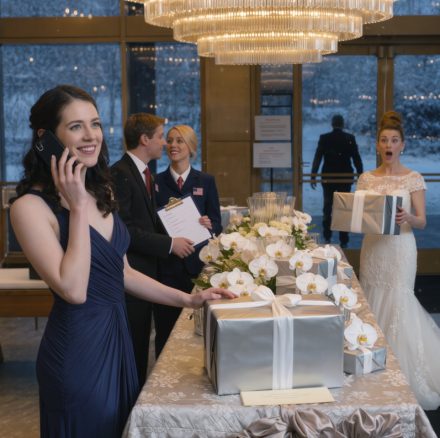 Nazywam się Myra Wells i mam 28 lat. Sześć miesięcy temu poleciałam z Los Angeles do Bostonu na Wielki Dzień mojej siostry Victorii. Kiedy dotarłam na miejsce i powiedziałam swoje imię, obsługa wyglądała na zdezorientowaną. Przekartkowali listę gości raz, drugi, a potem spojrzeli na mnie z politowaniem. „Przepraszam, proszę pani. Pani nazwiska tu nie ma.” Zadzwoniłem do siostry i zapytałem. Uśmiechnęła się szyderczo do telefonu. „Naprawdę myślisz, że zostaniesz zaproszony?” Więc odszedłem po cichu. Położyłem prezent na stole — było to tylko małe srebrne pudełko. Kilka godzin później, gdy Victoria otworzyła paczkę przed 400 gośćmi, zobaczyła, co było w środku, i od tamtej pory nie przestała tam dzwonić. Ale nigdy nie odpowiedziałem. Zanim powiem, co było w tym pudełku, poświęć chwilę na polubienie i subskrypcję, ale tylko jeśli naprawdę podoba Ci się ta historia. Zostaw komentarz, gdzie oglądasz i o której godzinie. Aby zrozumieć, dlaczego ten dar zniszczył wszystko, co zbudowała moja siostra, muszę cofnąć się do momentu, w którym po raz pierwszy uświadomiłam sobie, że tak naprawdę nigdy nie byłam częścią tej rodziny. Dorastałem w trzypiętrowym domu w stylu kolonialnym w Beacon Hill w Bostonie. Z zewnątrz wyglądaliśmy na idealną rodzinę – zamożną, szanowaną, taką, która spędzała lato na Martha’s Vineyard i wspierała finansowo odpowiednie organizacje charytatywne. Ale za tymi murami mieszkały dwie córki i tylko jedna się liczyła. Victoria była ode mnie trzy lata starsza. Miała większy pokój, markowe ubrania, lekcje gry na pianinie i recital taneczny, na który chodzili nasi rodzice. Dostałem rzeczy po rodzicach i ciszę. W dniu moich 10. urodzin w końcu zrozumiałem swoje miejsce w tej rodzinie. Odliczałam dni. Dwucyfrowe liczby wydawały się ważne. Wyobrażałam sobie balony, tort z moim imieniem, może nawet przyjęcie takie jak u Victorii – to z kucykiem, cateringiem i czterdziestką dzieci z jej klasy. Tego ranka obudziłem się wcześnie i zbiegłem na dół. Kuchnia była pusta. Moja mama rozmawiała przez telefon, planując zbliżający się bal Wiktorii. Ojciec już poszedł do pracy. Żadne z nich nie podniosło wzroku, kiedy weszłam. „Mamo” – powiedziałem – „to moje urodziny”. Zakryła słuchawkę. „Wiem, kochanie. Zrobimy coś później.” Nigdy tego nie zrobili. Ale tego wieczoru ktoś zapukał do drzwi mojej sypialni. To była babcia Eleanor — matka mojego ojca — trzymająca małe, zapakowane pudełko. „Wszystkiego najlepszego z okazji urodzin, moja kochana dziewczynko” – powiedziała, siadając na brzegu mojego łóżka. W środku był aparat. Nie zabawka – prawdziwy, ze skórzanym paskiem i srebrną obudową, która wydawała się ciężka w moich małych dłoniach. „Masz oko artysty, moja droga.” Dotknęła mojego policzka. „Pewnego dnia świat zobaczy to, co ja widzę w tobie”. Wtedy jeszcze nie wiedziałem, ale ten aparat zmieni całe moje życie. A babcia Eleanor wiedziała dokładnie, co sadzi. Osiem lat później ukończyłem liceum z pełnym stypendium w Rhode Island School of Design, jednym z najlepszych programów artystycznych w kraju. Myślałem, że może w końcu moi rodzice mnie zauważą. Uroczystość odbyła się w sobotnie popołudnie. Zostałem wybrany, aby wygłosić krótką mowę o podążaniu za swoją pasją. Ćwiczyłem tygodniami, wyobrażając sobie dumny uśmiech mojej matki i mocny uścisk dłoni mojego ojca. Rano w dniu ukończenia studiów zeszłam na dół w todze i birecie. Victoria siedziała przy kuchennym stole i przeglądała telefon. Moi rodzice pochylali się nad laptopem mojego ojca. „Ceremonia zaczyna się o 14:00” – powiedziałem. „Powinniśmy wyjść o 13:00, żeby zająć dobre miejsca”. Moja matka nie podniosła wzroku. „Kochanie, coś mi wypadło.” “Co masz na myśli-” Mój ojciec w końcu na mnie spojrzał. „Victoria ma spotkanie networkingowe z Goldman Sachs. To ogromna szansa dla jej kariery. Nie możemy tego przegapić”. Stałam tam w todze, ściskając w dłoni notatki do przemówienia. „To moje zakończenie studiów.” „Fotografia to nie jest prawdziwy zawód, Myro”. Głos mojego ojca był beznamiętny. „Może powinnaś pomyśleć o szkole biznesu, tak jak twoja siostra”. Wiktoria uśmiechnęła się krzywo, ale nic nie powiedziała. Na tę ceremonię poszedłem sam. Wygłosiłem przemówienie przed salą pełną nieznajomych. A kiedy wywołano moje nazwisko, żebym odebrał dyplom, spojrzałem na publiczność i zobaczyłem tylko jedną znajomą twarz. Babcia Eleanor. Pierwszy rząd, klaszczący głośniej niż ktokolwiek inny. Potem wzięła moje dłonie w swoje. „Pamiętaj, kochanie” – wyszeptała. „Największe skarby to nie zawsze te, o które ludzie walczą. Czasami to te, które po cichu przekazujemy dalej”. Nie zrozumiałem, co miała na myśli. Nie wtedy. Ale bym to zrobił. Wiele lat później, stojąc na ślubie mojej siostry ze srebrnym pudełkiem w rękach, zrozumiałam wszystko. Po ukończeniu studiów spakowałem dwie walizki i kupiłem bilet w jedną stronę do Los Angeles. Nie pożegnałem się. Nie było nikogo, komu mógłby to powiedzieć. Przez następne dziesięć lat budowałem swoje życie w ciszy. Zaczynałam jako asystentka fotografa ślubnego, nosząc sprzęt i regulując oświetlenie. Nauczyłam się wszystkiego, co mogłam. Oszczędzałam każdy grosz. I powoli, klient po kliencie, budowałam coś własnego. Moja rodzina nigdy nie pytała o moją pracę. Dla nich wciąż byłam Myrą, która robi zdjęcia nieznajomym. Victoria dzwoniła od czasu do czasu — nie po to, żeby sprawdzić, co u mnie, ale żeby opowiedzieć mi o swoich osiągnięciach. Starszy dyrektor ds. marketingu, 29 lat, biuro narożne, narzeczony menedżera funduszu hedgingowego. Każda rozmowa była przedstawieniem, a ja byłem jej jedyną publicznością. „Właśnie zamknęłam kampanię na siedmiocyfrową kwotę” – powiedziała pewnego wieczoru. „A ty? Nadal robisz te małe sesje zdjęciowe?” Siedziałem wtedy w swoim biurze – tym z oknami od podłogi do sufitu, z widokiem na centrum Los Angeles. Tym z nagrodami na ścianach i listą klientów, która przyprawiłaby ją o zawrót głowy. „Dobrze mi idzie, Victorio. Gratuluję ci kampanii.” „Dzięki. Mama i tata urządzają mi uroczystą kolację w przyszłym tygodniu. Oczywiście, nie jesteś zaproszony. To tylko najbliższa rodzina”. Pozwoliłem, aby to do mnie dotarło. Najbliższa rodzina. „Oczywiście” – powiedziałem. „Miłej zabawy”. Rozłączyłem się i rozejrzałem po biurze. Everlight Studios. Moja firma. 3 miliony dolarów przychodu w zeszłym roku. Znani klienci, artykuły w magazynach, dwunastoosobowy zespół. Wiktoria nie miała pojęcia. Żaden z nich tego nie zrobił. I przez długi czas powtarzałem sobie, że mnie to nie obchodzi. Mówiłem sobie, że ich aprobata już się nie liczy. Ale potem babcia Eleanor zmarła i wszystko się zmieniło. Telefon zadzwonił we wtorek rano. Przeglądałem umowy, kiedy zadzwonił telefon. Numer z Bostonu, którego nie rozpoznałem. „Pani Wells, to jest Harrison Lawson, prawnik pani babci. Z przykrością informuję, że Eleanor Hartwell zmarła wczoraj wieczorem”. Świat się zatrzymał. Babcia Eleanor miała 82 lata. Od lat zwalniała tempo, ale zawsze myślałam, że będzie jeszcze czas. Jeszcze jedna wizyta. Jeszcze jeden telefon. Jeszcze jedna szansa, żeby jej powiedzieć, jak wiele dla mnie znaczy. Tego samego dnia poleciałem do Bostonu. Pogrzeb odbył się w kościele Trójcy Świętej, zgromadził setki osób, których życie poruszyła. Babcia Eleanor była znaną mecenaską sztuki. Ufundowała galerie, stypendia i wspierała wschodzących artystów. Wierzyła w piękno i ludzi, którzy je tworzyli. Siedziałem sam w trzecim rzędzie. Moi rodzice stali z przodu, przyjmując kondolencje. Victoria stała obok nich w czarnej, designerskiej sukience, ocierając oczy chusteczką. Ale zauważyłem coś. Pomiędzy pełnymi współczucia uściskami, Wiktoria co chwila zerkała na moją mamę, a mama na tatę. Szeptały o czymś. „Kolekcja biżuterii” – usłyszałem głos Victorii. „Czy rozmawiałeś z prawnikiem o tym, kiedy możemy…” „Nie tutaj” – syknęła moja matka. „Porozmawiamy o tym później”. Wpatrywałem się w trumnę Babci Eleanor, podczas gdy moja rodzina liczyła jej rzeczy niczym inwentarz. Zasługiwała na coś lepszego. Wszyscy tak zrobiliśmy. Po nabożeństwie, gdy ludzie wychodzili, ktoś dotknął mojego ramienia. Pan Lawson – prawnik. Siwowłosy, o miłym spojrzeniu. „Panno Wells” – powiedział cicho. „Czy mogłaby pani zostać później? Jest coś, co chciała pani dać babci”. Moje serce się ścisnęło. “Oczywiście.” Nie miałem pojęcia, że ​​to, co mi pokaże, zmieni wszystko. Pan Lawson zaprowadził mnie do małego biura na tyłach kościoła. Zamknął drzwi i usiadł naprzeciwko mnie z kopertą manilową w dłoniach. „Twoja babcia była u mnie dwa lata temu” – zaczął. „Była bardzo konkretna w swoich życzeniach. To, co ci zaraz pokażę, jest oderwane od jej publicznej woli”. Przesunął kopertę po stole. Wewnątrz znajdowały się dwa dokumenty i list. Pierwszym dokumentem była notarialna poprawka do jej majątku. Przeczytałem te słowa trzy razy, zanim dotarły do ​​mnie. Kolekcja biżuterii Hartwell. Cała jej kolekcja, warta 2,3 miliona dolarów, była moja. Nie Victorii. Nie mojej matki. Kopalnia. Moje ręce drżały, gdy otwierałem list. Moja najdroższa Myro, jeśli to czytasz, to znaczy, że mnie już nie ma. Ale chcę, żebyś zrozumiała, dlaczego podjąłem taką decyzję. Wiktoria postrzega te przedmioty jako trofea, symbole statusu, które należy eksponować i zazdrościć. Ale ty, moja droga dziewczyno, dostrzegasz ich historię, ich znaczenie. Rozumiesz, że piękno nie polega na posiadaniu. Chodzi o zachowanie. Twoja matka i siostra będą złe. Powiedzą, że popełniłem błąd. Ale patrzyłem, jak wyrastasz na kogoś niezwykłego, nawet gdy nikt inny nie patrzył. Te przedmioty należą do kogoś, kto będzie je szanował. Należą do ciebie. Kochana Babciu Eleanor. Przycisnęłam list do piersi, a łzy spływały mi po twarzy. „Jest jeszcze jedna sprawa” – powiedział łagodnie pan Lawson. „Twoja babcia prosiła, aby to pozostało poufne, dopóki nie zdecydujesz się na właściwy moment, by to ujawnić”. Skinąłem głową, nie mogąc wydobyć głosu. Schowałam dokumenty do torby i wyszłam z kościoła z tajemnicą, która miała kryć się w moim sercu przez sześć miesięcy. Wtedy nie wiedziałam, że będę go używać na ślubie mojej siostry. Trzy miesiące po pogrzebie usłyszałem tę nowinę. Wiktoria była zaręczona. Marcus Thornton – stary bogacz z Connecticut. Jego rodzina była właścicielem połowy nieruchomości komercyjnych w Nowej Anglii. To był taki związek, o jakim zawsze marzyli moi rodzice. Bogactwo łączy się z bogactwem. Status umacnia status. Ślub miał się odbyć w hotelu Grand Belmont w Bostonie. Czterysta gości. Budżet sześciocyfrowy. Każdy szczegół dopracowany do perfekcji. Czekałem na zaproszenie. Mijały tygodnie. Nic. Sprawdzałam pocztę codziennie. Ciągle odświeżałam pocztę. Powtarzałam sobie, że musi być jakieś opóźnienie, że moja siostra na pewno by… W końcu zadzwoniłem do mamy. „Mamo, jeszcze nie dostałam zaproszenia na ślub Victorii. Czy mam potwierdzić jej obecność bezpośrednio, czy…” Zapadła długa cisza. „Myra”. Głos mojej matki był ostrożny. „Victoria chciała, żebym z tobą o tym porozmawiała”. Poczułem ucisk w żołądku. „Po prostu… ślub jest bardzo kameralny. Victoria uznała, że ​​lepiej będzie, jeśli nie będziesz obecny.” “Intymny?” Prawie się roześmiałem. „Widziałam na jej Instagramie, że jest 400 gości.” Kolejna pauza. „Wiesz, jak to jest być na takich imprezach. Niezręcznie. Nie chcemy, żeby cokolwiek odciągało uwagę od dnia Victorii”. Siedziałem w ciszy, przyciskając telefon do ucha. „Rozumiem” – powiedziałem w końcu. „Dziękuję, że dałaś mi znać, mamo”. Rozłączyłem się. Tego wieczoru przeglądałam media społecznościowe Victorii. Zdjęcia z przymiarki sukni, przyjęcia zaręczynowego, listy prezentów u Tiffany’ego. Komentarze setek osób gratulujących jej. Czterysta gości. Ale ani jednego miejsca dla jej siostry. Długo wpatrywałem się w telefon. I wtedy podjąłem decyzję. Teraz muszę cię o coś zapytać. Gdybyś był na moim miejscu i gdyby twoja rodzina zabroniła ci iść na ślub twojej siostry, kłamliwie twierdząc, że to była kameralna uroczystość, co byś zrobił? Czy mimo wszystko byś się pojawił? Czy odszedłbyś na zawsze? Czy zrobiłbyś coś zupełnie innego? Podzielcie się swoją odpowiedzią w komentarzach. Jestem naprawdę ciekaw, co byście wybrali. A kiedy już o tym pomyślisz, kliknij przycisk „Subskrybuj”, aby nie przegapić tego, co będzie dalej. Bo tego, co zrobiłem, nikt się nie spodziewał. Zarezerwowałem lot trzy dni przed ślubem. Z Los Angeles do Bostonu. W jedną stronę. Nikomu nie powiedziałem. Nie pytałem o pozwolenie. Po prostu spakowałam małą torbę i przygotowałam jedyną rzecz, którą musiałam zabrać: prezent. Pudełko leżało na kuchennym blacie w srebrnym pudełku z białą wstążką – na tyle małe, że zmieściło się w mojej torebce, ale na tyle lekkie, że nigdy nie zgadłbyś, co jest w środku. W noc poprzedzającą mój lot nie mogłem spać. Ciągle zadawałem sobie pytanie, czy postępuję właściwie. Część mnie chciała zostać w domu — żeby uchronić się przed kolejnym odrzuceniem, żeby udawać, że mnie to nie obchodzi. Ale mi zależało. To był problem. Przez dwadzieścia osiem lat byłem niewidzialny dla mojej rodziny. Akceptowałem ich lekceważenie, faworyzowanie, bezmyślne okrucieństwo. Zbudowałem sobie życie trzy tysiące mil stąd i powiedziałem sobie, że to wystarczy. Nie było. Nie leciałem do Bostonu, żeby się zemścić. Nie miałam zamiaru robić sceny ani psuć Victorii dnia. Chciałem zrobić tylko jedną rzecz. Chciałem dać mojej siostrze prezent ślubny. Chciałam, żeby chociaż raz mnie dostrzeżono jako kogoś, kto istnieje. O szóstej rano założyłam prostą granatową sukienkę, pomalowałam usta szminką i spojrzałam na siebie w lustrze. „Dasz radę” – wyszeptałem. Podniosłem srebrne pudełko i schowałem je do torby. Nie wiedziałem, co się stanie, kiedy Victoria to otworzy. Nie wiedziałem, czy to cokolwiek zmieni, czy w ogóle nic, ale wiedziałem, że nie mogę trzymać tej tajemnicy w nieskończoność. Niektóre prawdy muszą ujrzeć światło dzienne. A babcia Eleanor zaufała mi, że znajdę odpowiedni moment. Gdy mój samolot oderwał się od pasa startowego, zrozumiałem, że nadszedł wreszcie ten moment. Hotel Grand Belmont spełnił wszystkie moje oczekiwania, a nawet więcej — kryształowe żyrandole, marmurowe podłogi, ogromne kompozycje kwiatowe w holu, których koszt zapewne przewyższał czynsz większości ludzi. Kwartet smyczkowy grał cicho przy wejściu, a goście ubrani w designerskie suknie i szyte na miarę garnitury zmierzali w stronę sali balowej. Stałem na skraju tego wszystkiego, ściskając srebrne pudełko. Serce waliło mi tak mocno, że słyszałem je w uszach. Wygładziłam sukienkę – w kolorze przydymionego różu, skromną, elegancką – i podeszłam do stołu weselnego. Dwie młode kobiety ubrane na czarno siedziały za listą gości, która wyglądała jak mała powieść. „Dzień dobry” – powiedziałem. „Przyjechałem na ślub Wells-Thornton”. „Oczywiście. Proszę o imię.” „Myra Wells. Jestem siostrą panny młodej.” Kobieta uśmiechnęła się i spojrzała na swoją listę. Jej palec przesunął się po literach W raz, drugi, trzeci. Uśmiech zniknął. „Przykro mi, proszę pani. Pani nazwiska nie ma na liście.” „Czy mógłbyś sprawdzić jeszcze raz, Wells.” Przejrzała kilka stron. Druga recepcjonistka pochyliła się, żeby pomóc. „Jest Harold Wells” – powiedziała. „Patricia Wells, Victoria Wells, wkrótce Thornton”. Ale ona spojrzała na mnie z czymś w rodzaju litości. „Nie, Myro.” Drzwi sali balowej za nimi były otwarte. Widziałem białe obrusy, wysokie dekoracje na stołach, setki ludzi śmiejących się i pijących szampana. Czterysta gości. Ale mojego nazwiska nie było na liście. Recepcjonistka poruszyła się niespokojnie. „Proszę pani, czy jest ktoś, do kogo mogłabym zadzwonić?” „Nie” – powiedziałem cicho. „W porządku. Zajmę się tym sam”. Odszedłem od stołu i wyciągnąłem telefon. Moje ręce były pewne, gdy wybierałem numer Victorii. Zadzwonił raz, drugi raz, aż w końcu odebrała moja siostra. “Cześć.” Głos Victorii był ostry, niecierpliwy. Za nią słyszałam gwar godziny koktajlowej – brzęk kieliszków, muzykę, śmiech. „Victoria, tu Myra.” Chwila ciszy, potem westchnienie. „Czego chcesz? Jestem trochę zajęty.” „Jestem w hotelu. Mojego nazwiska nie ma na liście gości.” Cisza. Czekałem. „Wiem” – powiedziała w końcu. „To dlatego, że nie byłeś zaproszony”. Mimo że się tego spodziewałem, słowa te i tak zabrzmiały jak policzek. „Jestem twoją siostrą.” Wiktoria roześmiała się — zimnym, kruchym śmiechem. „Naprawdę myślisz, że cię zaproszą? To wesele jest dla ludzi, którzy się liczą, Myro. Dla ważnych osób. Nie dla kogoś, kto zarabia na życie fotografowaniem.” Zamknąłem oczy. „Przeleciałem przez cały kraj.” „To twój problem, nie mój. Nie prosiłem cię, żebyś przyszedł.” „Chciałem ci tylko dać prezent, żeby ci życzyć wszystkiego najlepszego.” „Prezent?” – prychnęła. „Co mogłabyś mi dać, czego jeszcze nie mam? Niech zgadnę – własnoręcznie zrobiony album ze zdjęciami? Kupon na darmową sesję portretową?” Nic nie powiedziałem. „Powiedzmy sobie jasno” – kontynuowała Wiktoria. „Nikt cię tu nie chce. Ani mama, ani tata, a już na pewno nie ja. Zawsze przynosiłeś wstyd tej rodzinie”. „Wracaj do domu, Myro. Wracaj do swojego małego życia w Kalifornii i przestań udawać, że twoje miejsce jest w moim”. Stałam w holu hotelu, otoczona nieznajomymi ludźmi, i pozwoliłam, by jej słowa mnie pochłonęły. Mogłam się bronić. Mogłam krzyczeć, płakać, błagać. Ale tego nie zrobiłem. „Rozumiem” – powiedziałem. Mój głos był spokojny, wręcz spokojny. „Zostawię twój prezent przy stole weselnym.” „Dobra, nieważne. Nie rób sceny.” Rozłączyła się. Przez chwilę wpatrywałem się w telefon, a potem się uśmiechnąłem, bo dokładnie wiedziałem, co jest w tym pudełku i kiedy ono zostanie otwarte. Stół z prezentami był arcydziełem przepychu – setki zapakowanych pudełek w każdym rozmiarze. Błękitne Tiffany, pomarańczowe Hermes, lśniąca biel ze złotymi kokardkami. Kryształowe karafki, srebrne ramki, koperty, które niewątpliwie zawierały czeki z wieloma zerami. Podszedłem do niego powoli, trzymając w ręku srebrne pudełko. Recepcjonistka, która mnie odprawiła, obserwowała mnie ze swojego stanowiska. Jej wyraz twarzy był niepewny – może współczujący, a może po prostu zdezorientowany kobietą, która została odrzucona, ale nie odeszła. Znalazłem wolne miejsce przy krawędzi stołu i odłożyłem tam prezent. W tym całym splendorze wydawał się niewielki — skromny, łatwy do przeoczenia. Łatwy. Wyciągnęłam kartkę z torebki i schowałam ją pod wstążką. Dla Victorii. Od twojej siostry, Myry. „Proszę pani.” Odwróciłam się. Recepcjonistka była już blisko, jej głos był łagodny. „Jesteś pewien, że nie chcesz zostać? Mógłbym spróbować porozmawiać z koordynatorem ślubu, może…” „Nie, dziękuję”. Uśmiechnęłam się do niej lekko. „Niektóre prezenty przemawiają głośniej, gdy ofiarodawca jest nieobecny”. Zamrugała, wyraźnie niepewna, co o tym myśleć. Rzuciłem ostatnie spojrzenie na drzwi sali balowej. Gdzieś w środku moja rodzina świętowała. Mama pewnie komplementowała sukienkę Victorii. Ojciec pewnie ściskał dłonie ważnym osobom. A Wiktoria zapewne promieniała, rozkoszując się uwagą, której zawsze pragnęła. Żaden z nich o mnie nie myślał. To było w porządku. Już niedługo zaczną o mnie myśleć. Odwróciłem się i przeszedłem przez hol, mijając żyrandole, kwartet smyczkowy i pięknych ludzi w pięknych ubraniach. Nie oglądałem się za siebie. Na zewnątrz jesienne powietrze było rześkie i czyste. Wziąłem głęboki oddech, wyciągnąłem telefon i zarezerwowałem najbliższy lot do Los Angeles. Uśmiechnąłem się, gdy taksówka odjechała od Grand Belmont. Przyjęcie miało się zacząć za chwilę i za chwilę Victoria sięgnie po mój prezent. Ale zanim opowiem, co wydarzyło się później, cofnę się o dwa miesiące — do momentu, w którym los, a może duch babci Eleanor, postanowił zagrać ostatnią kartę. Była środa po południu. Siedziałem przy biurku i przeglądałem faktury, gdy mój asystent zapukał do moich drzwi. „Myra, masz telefon. Ktoś o nazwisku Caroline Ashford.” Serce mi podskoczyło. Caroline Ashford była legendą w branży ślubnej – właścicielką Ashford Events, najbardziej ekskluzywnej agencji ślubnej na Wschodnim Wybrzeżu. Koordynowała ceremonie dla senatorów, celebrytów i dynastii z bogatymi rodzinami. Była także najbliższą przyjaciółką Babci Eleanor. Podniosłem słuchawkę. „Pani Ashford, minęło sporo czasu.” „Za długo, moja droga”. Jej głos był ciepły, znajomy. „Eleanor ciągle o tobie mówiła, wiesz. Była taka dumna z tego, co zbudowałaś”. Ścisnęło mnie w gardle. “Dziękuję.” „Dzwonię, bo moja panna młoda w Bostonie potrzebuje fotografa. Jest bardzo wymagająca, bardzo wymagająca. Chce tego, co najlepsze. Powiedziałem jej, że Everlight Studios jest najlepsze”. „Doceniam polecenie.” „Jest jedna rzecz, którą powinnaś wiedzieć” – Caroline zrobiła pauzę. „Panna młoda jest twoją siostrą”. Siedziałem bardzo nieruchomo. „Victoria podpisała kontrakt w zeszłym tygodniu” – kontynuowała Caroline. „Nie ma pojęcia, że ​​jesteś właścicielem firmy. Właśnie zobaczyła nasze portfolio i zakochała się w naszych pracach”. „Wiedziałeś. I mimo to nas poleciłeś.” „Twoja babcia by tego chciała, Myro. Zawsze mawiała: »Prawda sama znajdzie drogę«”. Głos Caroline złagodniał. „Umowa jest już podpisana. 15 000 dolarów bezzwrotnej kaucji. Czy pojawisz się osobiście, zależy wyłącznie od Ciebie.” Wpatrywałem się przez okno w panoramę Los Angeles. Moja siostra mnie zatrudniła. Podpisała umowę z firmą, o której nie wiedziała, że ​​jestem jej właścicielem. A ona nie miała o tym pojęcia. Było jeszcze coś, o czym Wiktoria nie wiedziała. Miesiąc przed ślubem zorganizowała brunch dla panny młodej. Dowiedziałam się o tym od Caroline, która dowiedziała się o tym z Boston Social Circuit. Trzydzieści kobiet. Prywatny pokój w hotelu Four Seasons. Szampan i kanapki bez skórki. Wiktoria rządzi dworem jak królowa. Temat rozmowy: kolekcja biżuterii Hartwell. „Perły babci będą moim starym skarbem” – oznajmiła Wiktoria w obecności zebranych. „Kolekcja jest warta ponad 2 miliony dolarów. Jest w naszej rodzinie od pokoleń”. „Jak wspaniale, że ci się to udało” – powiedział ktoś. „No cóż, oczywiście”. Victoria się uśmiechnęła. „Zawsze byłam ulubienicą babci. Wiedziała, że ​​docenię te rzeczy w odpowiedni sposób – w przeciwieństwie do mojej siostry, która nie odróżniałaby Cartiera od kostiumu”. Moja matka kiwała głową, popijając mimosę. „Twoja babcia chciałaby, żebyś je miała, kochanie. Zawsze byłaś tą osobą, z której była najbardziej dumna”. Żadne z nich nie wiedziało, że kolekcja już należała do mnie. Należał do mnie od sześciu miesięcy. Victoria wielokrotnie kontaktowała się z panem Lawsonem, próbując odebrać biżuterię przed ślubem. Grzecznie zbywał prośbę, powołując się na trwające sprawy spadkowe. Założyła, że ​​to tylko opóźnienia w formalnościach. Zleciła nawet wykonanie specjalnej gabloty do swojej garderoby, czekając na przyjęcie spadku. Opowiedziała rodzinie Marcusa o kolekcji — starych pieniądzach zebranych za pomocą starych klejnotów. Powiedziała swoim przyjaciołom. Prawdopodobnie już zaplanowała, którym czasopismom je pokaże. A wszystko to było zbudowane na kłamstwie, o którym nie wiedziała, że ​​je wypowiada. Uważała, że ​​należą jej się te fragmenty. Wierzyła, że ​​babcia Eleanor kochała ją najbardziej. Miała się wkrótce przekonać, jak bardzo się myliła. A 400 najlepszych przedstawicieli Bostonu będzie oglądać jej występ. A teraz wróćmy do teraźniejszości. Taksówka wysadziła mnie na lotnisku Logan akurat o zachodzie słońca nad zatoką w Bostonie. Przyjęcie miało się wkrótce rozpocząć – kolacja, toasty, krojenie tortu, a w pewnym momencie, zgodnie z naszą rodzinną tradycją, panna młoda otworzy prezenty. Znalazłem miejsce w saloniku VIP linii lotniczych i zamówiłem kawę. Przez okna od podłogi do sufitu obserwowałem samoloty wzbijające się w pomarańczowe niebo. Mój telefon leżał na stole przede mną i był cichy. Żadnych połączeń. Brak wiadomości. Jeszcze nie. Myślałam o babci Eleanor – o tym, jak na mnie patrzyła, gdy nikt inny tego nie robił, o aparacie, który mi dała, gdy miałam dziesięć lat, tym, od którego wszystko się zaczęło. „Największe skarby nie zawsze są tymi, o które ludzie walczą” – powiedziała. „Czasami są to te, które po cichu przekazuje się dalej”. Teraz zrozumiałem. Wiedziała dokładnie, jaką kobietą stanie się Victoria. Wiedziała, że ​​moi rodzice zawsze wybiorą moją siostrę zamiast mnie. I zadbała o to, żebym, kiedy nadejdzie ten moment, miała prawdę po swojej stronie. Nie zemsta. Tylko prawda. Wypiłem łyk kawy i spojrzałem na zegarek. 7:45. Godzina koktajlowa dobiegła końca. Goście zajęli miejsca. Konferansjer rozgrzewał publiczność, przygotowując się do zaproszenia Victorii i Marcusa, aby otworzyli kilka wyjątkowych prezentów przed deserem. Moje srebrne pudełko czekało. W środku znajdowała się kopia testamentu babci Eleanor, jej list do mnie, nasze wspólne zdjęcie w jej ulubionym sklepie jubilerskim i pojedyncza złożona kartka papieru – kopia umowy z Everlight Studios z moim imieniem wyraźnie wydrukowanym na dole. Uśmiechnąłem się do siebie. Już za chwilę, lada moment, Victoria sięgnie po to pudełko i nic już nie będzie takie samo. Opowiem wam, co działo się w Grand Belmont, gdy siedziałem w saloniku na lotnisku. Sala balowa była przepiękna. Setki stołów nakrytych obrusami w kolorze kości słoniowej, z białymi różami i hortensjami na środku stołów, sięgającymi kryształowych żyrandoli. Orkiestra smyczkowa grała cicho, a kelnerzy w białych rękawiczkach serwowali trzecie danie. Czterystu gości — elita Bostonu, rozległa sieć znajomych Thorntonów i starannie wyselekcjonowane grono imponujących przyjaciół z Victorii. A w centrum tego wszystkiego – moja siostra. Promieniowała w szytej na miarę sukni od Very Wang, z diamentami lśniącymi na jej szyi i nadgarstkach. Marcus siedział obok niej, przystojny i pełen uwielbienia, dokładnie taki mąż, na jakiego zawsze zasługiwała. Moi rodzice siedzieli przy stole prezydialnym, promieniejąc. Matka co chwila ocierała oczy, przepełniona dumą. Ojciec uścisnął dłoń ojcu Marcusa – dwóch patriarchów przypieczętowało sojusz. Nikt nie wspomniał mojego nazwiska. Nikt nie zauważył pustego krzesła, które powinno tam być. Podczas koktajlu Victoria krążyła po sali, przyjmując komplementy i całusy z powietrza. Kiedy ktoś pytał ją o biżuterię, którą nosiła, pochylała się konspiracyjnie. „Poczekaj tylko, aż zobaczysz kolekcję babci. Odziedziczę ją, wiesz – pamiątki rodzinne warte ponad 2 miliony dolarów. Będę miała te perły na Met Gali przyszłej wiosny”. Jej goście byli pełni zachwytu i podziwu. Gdy podano deser, konferansjer przejął mikrofon. „Szanowni Państwo, nadszedł czas na wyjątkową chwilę. Nasza piękna para młoda chciałaby otworzyć kilka prezentów, zanim pokroimy tort”. Wiktoria klasnęła w dłonie z zachwytu. Marcus uśmiechnął się obok niej. Stół uginający się pod ciężarem prezentów czekał nieopodal. A na samym skraju – niemal ukryte wśród pudełek Tiffany’ego i paczek Hermesa – znajdowało się małe srebrne pudełko z białą wstążką. Wiktoria tego nie zauważyła. Jeszcze nie. Wiktoria podeszła do stołu z prezentami niczym królowa zbliżająca się do tronu. „Zobaczmy, jakie skarby na nas czekają” – oznajmiła, a cała sala zaśmiała się uprzejmie. Otworzyła pierwsze pudełko – kryształowy wazon od Baccarat. Drugi — komplet srebrnych świeczników. Każdy prezent spotykał się z uprzejmym uśmiechem i pomrukiem wdzięczności. Wtedy jej ręka wylądowała na srebrnym pudełku. Podniosła ją, spojrzała na kartkę i zaśmiała się krótko. „O, patrzcie” – powiedziała wystarczająco głośno, by usłyszeli ją przy sąsiednich stolikach. „Prezent od mojej siostry. Tej, która nawet nie mogła sobie pozwolić na to, żeby się porządnie pojawić”. Kilku gości wymieniło zakłopotane spojrzenia. Marcus lekko zmarszczył brwi. „Victoria, zobaczmy, co ona nam dała.” „Prawdopodobnie kupon zrobiony własnoręcznie” – powiedziała Victoria – „albo jedno ze swoich małych zdjęć”. Odwiązała wstążkę, wciąż uśmiechając się do tłumu. Podniosła pokrywę. W środku znajdowała się koperta — gruba i wyglądająca na oficjalną. Na jej twarzy pojawił się uśmiech. Wyciągnęła papiery i powoli je rozłożyła. Pierwszym z nich był dokument prawny pokryty pieczątkami i podpisami. Drugim był list napisany odręcznie na kremowym papierze. Trzecie zdjęcie przedstawiało starszą kobietę i małą dziewczynkę stojące przed sklepem jubilerskim. Wzrok Victorii przesunął się po dokumencie prawnym. Jej twarz zrobiła się biała, potem czerwona, a potem znowu biała. „O co chodzi?” zapytał Marcus, pochylając się. Wiktoria nie odpowiedziała. Jej ręce drżały. List wyślizgnął się z jej palców i upadł na podłogę. Przy sąsiednim stoliku Patricia zauważyła, że ​​coś jest nie tak. Wstała. „Wiktorio, kochanie…” Wiktoria podniosła wzrok znad papierów, na jej twarzy malował się szok i niedowierzanie. „To nie może być prawda” – wyszeptała. „To nie może. Babcia mnie kochała. Nigdy by…” Zatrzymała się. Czterystu gości patrzyło na nią w milczeniu. A na dnie srebrnego pudełka leżała jeszcze jedna kartka papieru, której jeszcze nie rozłożyła. Moja matka w ciągu kilku sekund dotarła do stołu prezydialnego. „Co się dzieje? Co się dzieje?” Victoria drżącymi rękami wcisnęła jej papiery. Wzrok Patricii przeskanował dokument – ​​notarialnie poświadczony podpis, pieczęć prawną, słowa, które deklarowały, że kolekcja biżuterii Hartwell jest wyłączną własnością Myry Eleanor Wells. Twarz mojej matki straciła kolor. „To musi być pomyłka”. „To nie pomyłka”. Głos Victorii załamał się. „To było dwa lata temu, zanim babcia zachorowała”. Szepty rozniosły się po sali balowej. Goście siedzący najbliżej głównego stołu mieli już dość – przerażoną minę panny młodej i drżące w jej dłoniach papiery. „Czy to nie ta biżuteria, o której nam wcześniej opowiadała?” – mruknął ktoś. „Kolekcja za 2 miliony dolarów. Powiedziała, że ​​to jej”. Wiktoria ich usłyszała. Jej twarz się skrzywiła. „To podróbka”. Uniosła papiery jak dowód przestępstwa. „Moja siostra to sfałszowała. Zawsze mi zazdrościła”. Mój ojciec pojawił się obok mojej matki, jego wyraz twarzy był ponury. „Pokaż mi to.” Przeczytał dokument. Potem podniósł list z podłogi. Odręczne wyjaśnienie babci Eleanor. Wiktoria postrzega te przedmioty jako trofea. Myra jako wspomnienia. Wiem, kto uhonoruje moje dziedzictwo. Zacisnął szczękę. „Harold…” Głos mojej matki był cienki. „Powiedz mi, że to nieprawda”. Ale mój ojciec nie odpowiedział. Rozpoznał pismo matki. Znał jej podpis. Zrozumiał, być może po raz pierwszy, co Eleanor dostrzegła w obu swoich wnuczkach – i co wybrała. „To nie może się dziać naprawdę”. Wiktoria wyrwała mu list, a łzy spływały jej po twarzy. „Nie dzisiaj. Nie na moim ślubie.” Marcus stał obok niej jak sparaliżowany, obserwując, jak jego narzeczona rozpada się na oczach 400 świadków. Wyglądał na zagubionego. Wyglądał jak człowiek, który dopiero zaczyna zdawać sobie sprawę, że w ogóle nie zna swojej narzeczonej. “Czekać.” Głos Marcusa przeciął szloch Victorii. Wpatrywał się w srebrne pudełko. „Jest tam coś jeszcze.” Wiktoria spojrzała w dół. Na dnie pudełka, w połowie ukryty pod bibułką, znajdował się kolejny złożony dokument. Wyciągnęła go drżącymi palcami. To była umowa. Umowa fotograficzna. Nagłówek głosił: Umowa o świadczenie usług ślubnych przez Everlight Studios. Wzrok Victorii powędrował na stronę z podpisami. Klient: Victoria Wells. Właściciel/Posiadacz: Myra Wells. Zapłacona kwota: 15 000 USD, kwota nie podlega zwrotowi. Ona się na to gapiła. “NIE.” Jej głos był ledwie szeptem. „Nie. Nie. Nie.” „Wiktoria”. Marcus wziął od niej kartkę. Jego oczy rozszerzyły się, gdy czytał. „Zatrudniłaś jej firmę”. Powoli spojrzał na nią. „Mówiłeś mi, że twoja siostra ma problemy. Że nie może utrzymać pracy”. „Nie wiedziałam. Nie wiedziałam”. Victoria odwróciła się, dziko patrząc. „Gdzie jest fotograf? Gdzie jest fotograf?” Młoda kobieta z aparatem niespokojnie wyszła z kąta, w którym cały wieczór pracowała ekipa fotografów. „Przepraszam, proszę pani. Jestem głównym fotografem. Pani Wells – Myra Wells – jest właścicielką, ale zazwyczaj nie uczestniczy osobiście w sesjach zdjęciowych”. „Pracujesz dla niej?” Fotograf ostrożnie skinął głową. „Everlight Studios wykonało zdjęcia na ponad 200 ślubach. Jesteśmy jedną z czołowych firm w kraju.” W sali balowej zapadła całkowita cisza. Czterysta gości. Każdy z nas jest świadkiem tego, jak misternie skonstruowany świat Victorii rozpada się w czasie rzeczywistym. Ktoś przy sąsiednim stoliku wyciągnął telefon. „Czy ona powiedziała 2 miliony dolarów?” „A siostra jest właścicielką firmy fotograficznej”. „Ten, który Wiktoria nazywała porażką”. Marcus nadal trzymał kontrakt, a jego twarz była nieodgadniona. „Victoria” – jego głos brzmiał cicho – „w jakiej jeszcze sprawie skłamałaś?” Wiktoria nie mogła odpowiedzieć. Była zbyt zajęta sięganiem po telefon. Musiała do mnie zadzwonić. Musiała na kogoś nakrzyczeć. Musiała to naprawić. Ale niektórych rzeczy nie da się naprawić. Dobrze, muszę się tu zatrzymać. Podnieście rękę w komentarzach, jeśli przewidzieliście to, bo szczerze mówiąc, nawet ja nie spodziewałem się, że wszystko tak szybko się rozwinie. Victoria właśnie odkryła, że ​​babcia, którą uważała za najbliższą jej sercu, przejrzała ją na wylot. I siostra, którą nazwała nieudacznikiem – jest właścicielką firmy, która fotografuje jej ślub. Jeśli chcesz zobaczyć, jak to się skończy — a uwierz mi, będzie jeszcze bardziej dziko — kliknij przycisk „Lubię to” i bądź ze mną, bo Victoria właśnie podejmuje decyzję, która zdefiniuje wszystko, co wydarzy się dalej. Szepty przerodziły się w jednostajny pomruk. Victoria stała przy stole prezydialnym, tusz do rzęs spływał jej po policzkach, a w dłoniach ściskała obciążające ją papiery. Moi rodzice stali po jej bokach jak wartownicy, choć wyglądali na równie wstrząśnięci jak ona. Wtedy właśnie Caroline Ashford wystąpiła z inicjatywą. Obserwowała z kąta sali balowej, elegancka konsultantka ślubna, która zaaranżowała każdy szczegół tego idealnego dnia. Teraz szła w kierunku stołu głównego ze spokojną pewnością siebie osoby, która widziała wszystko. „Jeśli mogę.” W pokoju zapadła cisza. Karolina wyjęła dokument z drżących rąk Victorii i krótko go obejrzała. „To autentyczne” – powiedziała na tyle głośno, by usłyszeli ją siedzący przy sąsiednich stolikach. „Byłam świadkiem, jak Eleanor Hartwell podpisała tę poprawkę dwa lata temu. Byłam obecna, gdy omawiała swoje życzenia ze swoim prawnikiem”. Patricia zrobiła krok naprzód. „Caroline, nie możesz…” „Mogę, Patricio”. Głos Caroline był łagodny, ale stanowczy. „Eleanor była moją najdroższą przyjaciółką przez czterdzieści lat. Powiedziała mi dokładnie, dlaczego podjęła taką decyzję”. „To powiedz nam” – krzyknęła Wiktoria. „Powiedz nam, dlaczego to zrobiła”. Karolina spojrzała na nią z czymś w rodzaju litości. „Powiedziała, że ​​Wiktoria postrzega biżuterię jako trofea. Myra widzi w niej wspomnienia.” Głos Caroline złagodniał. „Powiedziała: «Twoja siostra była jedyną osobą, która kochała ją za to, jaka była, a nie za to, co posiadała».” Słowa zawisły w powietrzu. Przy stoliku z tyłu ktoś z całą pewnością coś nagrywał telefonem. „Powiedziała jeszcze coś”. Caroline skrzyżowała ręce. „Powiedziała: »Myra nigdy mnie o nic nie prosiła. Victoria nigdy nie przestała prosić. To się dla niej liczyło«”. Usta Victorii się otworzyły, ale nie wydobył się z nich żaden dźwięk. Po raz pierwszy w życiu moja siostra nie miała nic do powiedzenia. A czterystu świadków słyszało każde słowo. „Ludzie powinni wiedzieć jeszcze coś”. Głos dobiegał z końca sali. Podniósł się mężczyzna po sześćdziesiątce — siwowłosy, dystyngowany, ubrany w garnitur, który kosztował więcej niż większość samochodów. Richard Peyton, dyrektor generalny Peyton Media Group, jeden z najstarszych przyjaciół ojca Marcusa. „Znam Myrę Wells” – powiedział. „Fotografowała ślub mojej córki w zeszłym roku w Malibu. Sześćset gości. Była genialna”. Przez pokój przeszedł szmer. “Czekać.” Kobieta przy innym stole podniosła rękę. „Myra Wells, czyli Everlight Studios? Nakręcili naszą galę fundacji. Byli prezentowani w Vogue’u”. Coraz więcej gości zaczęło zabierać głos. „Fotografowali ceremonię Whitmore”. „Słyszałem, że rezerwacje są robione z dwuletnim wyprzedzeniem”. „Przyjaciółka powiedziała mi, że odmawiała udziału w ślubach gwiazd, bo miała napięty grafik”. Twarz Victorii była maską niedowierzania. „To niemożliwe. Myra… ona robi zdjęcia obcym. Jest nikim.” „Właściwie” – powiedział Richard Peyton, nie bez złośliwości – „odniosła spory sukces. Jej firma zarobiła w zeszłym roku ponad trzy miliony dolarów. Jest jedną z najbardziej rozchwytywanych fotografek ślubnych na Zachodnim Wybrzeżu”. Moja matka chwyciła za oparcie krzesła. „Trzy miliony”. Wyglądała, jakby miała zemdleć. Mój ojciec stał nieruchomo, z nieodgadnioną twarzą. Ale znałem ten wyraz twarzy. Kalkulował – na nowo oceniał – uświadamiając sobie, jak bardzo się mylił. „Ona nic nie powiedziała” – mruknął. „Dlaczego miałaby?” – odpowiedział Richard. „Z tego, co rozumiem, twoja rodzina nie była szczególnie zainteresowana słuchaniem”. Victoria odwróciła się w stronę Marcusa. „To niczego nie zmienia. Ona wciąż próbuje mi zepsuć dzień. Ona wciąż…” „Przestań gadać.” Głos Marcusa był zimny w sposób, jakiego, jak mi powiedziano, nikt nigdy wcześniej nie słyszał. Jego narzeczona zamilkła. I w tej ciszy prawda opadła na pokój niczym kurz po eksplozji. Trzy tysiące mil dalej mój telefon zaczął dzwonić. Wciąż siedziałem w poczekalni na lotnisku, popijając drugą kawę i obserwując, jak ostatnie promienie słońca gasną na panoramie Bostonu. Na ekranie pojawiło się imię Victorii. Pozwoliłem mu zadzwonić. Dzwoniła raz po raz – pięć, dziesięć, piętnaście. Potem pojawiło się imię mojej matki, a potem mojego ojca. Wiadomości zaczęły napływać masowo. Victoria, podnieś słuchawkę natychmiast. Wiktorio, wszystko zniszczyłaś. Wiktorio, jak mogłaś mi to zrobić? Mamo, Myra, zadzwońcie do mnie natychmiast. Musimy porozmawiać. Tato, to niedopuszczalne. Musisz się wytłumaczyć. Wiktorio, nigdy ci tego nie wybaczę. Victoria, całe pomieszczenie się na mnie gapi. Victoria, co było w tym pudełku? Patrzyłem, jak powiadomienia piętrzą się w stosie. Ekran jarzył się ich wściekłością, desperacją, żądaniami. Zanim skończyłem pić kawę, miałem już czterdzieści siedem nieodebranych połączeń. Wyciszyłam telefon i wsunęłam go do torby. Pracownik lotniska poinformował mnie, że rozpoczyna się nabór na mój lot do Los Angeles. Zebrałem swoje rzeczy i ruszyłem w stronę bramki odlotów, mijając po drodze rodziny spotykające się ponownie, pary żegnające się i podróżnych służbowych piszących na laptopach. Nikt na lotnisku nie wiedział, co właśnie wydarzyło się w sali balowej po drugiej stronie miasta. Nikt nie wiedział, że w rodzinie dochodzi do prawdziwych rozpadów, że panna młoda płacze przed 400 gośćmi, że prawda ukrywana latami w końcu ujrzała światło dzienne. Oddałem kartę pokładową pracownikowi lotniska i poszedłem korytarzem. Ale tuż przed tym, jak wyłączyłem telefon, otrzymałem jeszcze jedną wiadomość. Nie z Victorii. Nie od moich rodziców. Od Marcusa. A to, co powiedział, dało mi do myślenia. Marcus: Myra, tu Marcus Thornton. Przepraszam, że się z tobą tak kontaktuję. Twój numer dostałem z umowy Everlight. Stałem w drzwiach samolotu, a pasażerowie przechodzili obok mnie i czytałem jego słowa. Marcus: Muszę zrozumieć, co się dziś stało. Victoria jest niepocieszona, ale niczego nie chce wyjaśnić. Ciągle powtarza, że ​​ją zdradziłeś. Pojawiła się kolejna wiadomość. Marcus: Powiedziała mi, że jesteś niestabilny psychicznie. Że masz problemy i nie potrafisz utrzymać pracy. Że twoja rodzina musiała się od ciebie odciąć dla twojego dobra. Poczułem ucisk w klatce piersiowej. Marcus: Wierzyłem jej. Nigdy tego nie kwestionowałem. Nigdy nie próbowałem się z tobą spotkać ani wysłuchać twojej wersji wydarzeń. Teraz rozumiem, że to był błąd. Stewardesa dotknęła mojego ramienia. „Proszę pani, proszę zająć swoje miejsce.” Skinąłem głową i poszedłem do swojego rzędu, wciąż czytając. Marcus: Przyjęcie zakończyło się przedwcześnie. Połowa gości wyszła po przemówieniu Caroline. Moi rodzice zadają pytania, na które nie znam odpowiedzi. Już nie wiem, w co wierzyć. Zapiąłem pas bezpieczeństwa, gdy usłyszałem ostatnią wiadomość. Marcus: Nie proszę cię o wyjaśnienia. Nic mi nie jesteś winien. Ale chciałem, żebyś wiedział, że przepraszam za to, jaką rolę odegrałem w tym wszystkim – za to, że uwierzyłem jej bez wahania. Przez dłuższą chwilę wpatrywałem się w ekran. Potem odpisałam. Dziękuję za kontakt, Marcusie. Nie żywię do Ciebie urazy. Cokolwiek postanowisz w sprawie waszego związku, mam nadzieję, że znajdziesz jasność. Jego odpowiedź nadeszła niemal natychmiast. Marcus: Ślub się skończył, ale nie wiem, czy ślub będzie. Potrzebuję czasu, żeby wszystko przemyśleć. Wyłączyłem telefon, gdy samolot odpychał się od bramki. Czas. To była jedyna rzecz, której nikt z nas nie mógł odzyskać. Lot powrotny do Los Angeles przebiegł spokojnie. Siedziałam przy oknie, patrząc, jak światła Bostonu maleją w dole, i rozmyślałam o wiadomości od Marcusa, o krzykach Victorii zamrożonych w tekście, o żądaniach moich rodziców, abym się wytłumaczyła. Rzecz w tym, że nie miałem nic do wyjaśnienia. Nie sfałszowałem tych dokumentów. Nie oszukałem Victorii, żeby zatrudniła moją firmę. Nie zrobiłam nic poza przekazaniem prawdy, którą powierzyła mi babcia Eleanor – prawdy o biżuterii, prawdy o tym, kim się stałam, prawdy, której moja rodzina nie chciała dostrzec przez dwadzieścia osiem lat. Gdzieś nad Pensylwanią podjąłem decyzję. Nie oddzwoniłbym do Victorii. Nie spełniłem żądań moich rodziców. Nie będę przepraszać, bronić się ani prosić o zrozumienie. Przez całe życie godziłem się z ich odrzuceniem. Sprawiałem, że czułem się nikim. Miałem nadzieję, że jeśli będę wystarczająco cichy, wystarczająco dobry, wystarczająco udany, w końcu mnie zauważą. Ale straciłem już nadzieję. Kiedy samolot przelatywał nad Górami Skalistymi, napisałem notatkę na telefonie – nie wiadomość do wysłania, tylko kilka słów dla siebie. Nie zamknę przed nimi drzwi, ale też nie będę ich trzymać otwartych na zawsze. Muszą wybrać, czy chcą przez nie przejść. To była moja nowa granica. Gdyby Victoria chciała mnie przeprosić — naprawdę przeprosić — nie obwiniać mnie, nie szukać wymówek, ale naprawdę wziąć na siebie odpowiedzialność, posłuchałbym. Gdyby moi rodzice chcieli mnie poznać, naprawdę poznać, dałbym im szansę. Ale już nie będę ich gonić. Nie będę pokazywać swojej wartości ludziom, którzy nigdy nie zadali sobie trudu, żeby to zobaczyć. Odłożyłam telefon i zamknęłam oczy. Kiedy wylądowaliśmy w Los Angeles, słońce wschodziło już nad Pacyfikiem. Miałem wrażenie, że to początek czegoś. Albo może koniec. Tak czy inaczej, byłem gotowy. O tym nagraniu dowiedziałem się dopiero następnego ranka. Moja asystentka, Jenna, czekała na mnie, kiedy wszedłem do biura Everlight Studios. Trzymała telefon w dłoni, a jej wyraz twarzy był gdzieś pomiędzy zdziwieniem a troską. „Myra, musisz to zobaczyć.” Obróciła ekran w moją stronę. Filmik na TikToku — już ma dwa miliony wyświetleń i liczba ta ciągle rośnie. Podpis głosił: Bogata panna młoda dowiaduje się, że jej nieudaczniczka, siostra, jest w rzeczywistości milionerką. Ktoś na weselu filmował. Na nagraniu widać Victorię przy stole prezydialnym, której wyraz twarzy zmieniał się z zadowolonej, przez zdezorientowaną, po zdruzgotaną, gdy czytała dokumenty. Na nagraniu uchwycono przemowę Caroline. Uchwycono szmer gości. Rewelację Richarda Peytona na temat mojej firmy. Zimny ​​rozkaz Marcusa, by Victoria przestała mówić. Komentarze nie miały końca. Cisi ludzie to zawsze ci, których niedoceniasz. Babcia dokładnie wiedziała, kto zasłużył na taką biżuterię. To jest najbardziej satysfakcjonująca rzecz jaką kiedykolwiek widziałem. Całe życie Victorii zostało właśnie zweryfikowane na oczach 400 osób. Przewinęłam tysiące reakcji — nieznajomych, którzy nigdy mnie nie spotkali, kibicujących kobiecie, którą znali tylko z 30-sekundowego klipu. „Twoje nazwisko jest na topie” – powiedziała cicho Jenna. „Everlight Studios dostało 300 zapytań w ciągu nocy”. Usiadłem powoli. Nie tego chciałem. Niczego nie nagrałem, niczego nie opublikowałem, nie próbowałem stać się viralem. Chciałem tylko, żeby moja rodzina mnie zobaczyła. Ale teraz cały świat był świadkiem czegoś. Mój telefon zawibrował — to e-mail od reportera z Boston Globe. Pani Wells, chcielibyśmy przeprowadzić z Panią wywiad na temat viralowego filmu ślubnego. Usunąłem to. „Odwołaj moje dzisiejsze spotkania” – powiedziałem Jennie. „Potrzebuję trochę czasu do namysłu”. Ponieważ to nie był koniec. To był dopiero początek. I czułem, że moja rodzina wkrótce się pojawi. Trzy dni później pojawiła się moja matka. Byłem w biurze i przeglądałem odbitki z niedawnej sesji zdjęciowej, gdy zadzwoniła moja recepcjonistka. „Pani Wells, przyszła do pani kobieta. Mówi, że jest pani matką”. Zamknąłem oczy na chwilę. Następnie wstałem i poszedłem do holu. Patricia Wells stała przy wejściu, wyglądając zupełnie nie na miejscu. Miała na sobie swój typowy strój Chanel – perłowe kolczyki, jedwabną bluzkę, idealnie ułożone włosy – ale jej oczy były zaczerwienione i niepewne. Spojrzała na recepcję, na nagrody na ścianach i na oprawione okładki magazynów promujące Everlight Studios. „To twoje” – powiedziała, kiedy mnie zobaczyła. „Wszystko to?” “Tak.” „Nigdy nam nie mówiłeś.” „Nigdy nie pytałeś.” Wzdrygnęła się. Zaprowadziłem ją do swojego biura i zamknąłem drzwi. Siedziała na krześle naprzeciwko mojego biurka, a jej ręce mocno splecione leżały na kolanach. „Przyszedłem porozmawiać o tym, co się stało. Założyłem, że zrujnowałeś ślub swojej siostry”. Jej głos się załamał. „Jak mogłeś jej to zrobić?” „Nie byłam na ślubie, mamo. Nie zostałam zaproszona.” „Wiesz, o co mi chodzi. Ten numer z prezentem.” Oparłem się na krześle. „Przekazałem jej prawdę babci Eleanor. Dokumenty są prawdziwe. Testament jest legalny. Wszystko w tym pudełku było autentyczne”. „Ale dlaczego? Po co ją upokarzać na oczach wszystkich?” „Nie upokorzyłem jej. To ona upokorzyła się sama”. Utrzymywałem spokojny głos. „Miesiącami przechwalała się biżuterią, która nigdy nie była jej własnością. Okłamała narzeczonego na mój temat. Wmawiała wszystkim, że jestem nieudacznikiem”. Twarz mojej matki się skrzywiła. „Mamo”. Pochyliłam się do przodu. „Przez dwadzieścia osiem lat byłam niewidzialna dla tej rodziny. Nie proszę o przeprosiny. Proszę tylko o szczerość”. Spojrzała na mnie. I wtedy, po raz pierwszy w życiu, moja matka naprawdę na mnie spojrzała. Spojrzenie mojej matki powoli przesuwało się po moim biurze — okna sięgające od podłogi do sufitu z widokiem na centrum Los Angeles, nagrody wystawione na półkach, wyróżnienia branżowe, artykuły w czasopismach, oprawiony list od senatora, dziękującego mi za udokumentowanie ślubu jego córki. Zdjęcia na ścianach – każde z nich jest świadectwem kariery budowanej w ciszy. Jej wzrok padł na zdjęcie mnie z babcią Eleanor, zrobione na jej 81. urodziny. Śmiałyśmy się z czegoś, pochylając głowy. A potem Patricia Wells zaczęła płakać. Nie te delikatne łzy, które wywoływała na spotkaniach towarzyskich. Prawdziwe szlochy — okropne i surowe — wstrząsające całym jej ciałem. „Zawiedliśmy cię” – powiedziała między oddechami. „Zawiodłam cię. Nie ruszyłam się. Nie odezwałam się. Pozwoliłam jej wypowiedzieć te słowa”. Nie ruszyłem się. Nie mówiłem. „Wiktoria zawsze tak wiele wymagała. Mówiła głośno o tym, czego chce, czego potrzebuje. A ty byłeś po prostu cicho”. Otarła twarz drżącymi rękami. „Nigdy się nie skarżyłeś. Nigdy o nic nie prosiłeś. Myślałem, że to znaczy, że wszystko u ciebie w porządku. Myślałem, że nas nie potrzebujesz.” „Przestałam cię potrzebować” – powiedziałam cicho. „Bo wiedziałam, że cię nie będzie”. Wzdrygnęła się, jakbym ją uderzył. „Myślałam…” – z trudem się uspokoiła. „Myślałam, że poświęcamy Victorii więcej uwagi, bo bardziej jej potrzebowała. Ale to nieprawda, prawda? Potrzebowała jej, bo nauczyliśmy ją, że jej potrzebuje”. Przełknęła ślinę. „I przestaliście potrzebować, bo nauczyliśmy was nie mieć nadziei”. Nic nie powiedziałem. „Eleanor próbowała mi powiedzieć”. Głos mojej matki był ledwie szeptem. „Powiedziała, że ​​cię tracę. Nie posłuchałam. Myślałam, że dramatyzuje”. Spojrzała na mnie czerwonymi oczami. „Nie oczekuję, że mi wybaczysz, Myro, ale potrzebowałem, żebyś wiedziała. Teraz to widzę. Rozumiem, co zrobiłem.” Pozwoliłem, by cisza trwała. Potem skinąłem głową. To nie było przebaczenie. Ale to był początek. Zanim odeszła, moja mama opowiedziała mi o Victorii. „Marcus przełożył miesiąc miodowy” – powiedziała głucho. „Zatrzymał się u rodziców. Mówi, że potrzebuje czasu, żeby wszystko przemyśleć”. „O tym, czy nadal chce się ożenić.” Moja matka skinęła głową ze smutkiem. „To nagranie jeszcze pogorszyło sytuację”. Przycisnęła palce do skroni. „Jest wszędzie. Już trzy miliony wyświetleń. Ludzie w firmie Victorii to widzieli. Jej szef wezwał ją na spotkanie. Poprosili ją o urlop, dopóki sytuacja się nie uspokoi”. Poczułem dziwny ciężar w piersi. Nie satysfakcja. Nie radość. Po prostu ciężar. „To nie wszystko” – kontynuowała moja matka. „Rodzice Marcusa – Thorntonowie – nazywali cię twoim ojcem. Pytali, czy Victoria skłamała w jakiejś jeszcze sprawie”. „To starzy bogacze. Wiesz – bardzo dbają o reputację rodziny”. „A Wiktoria nie potrafiła na nie odpowiedzieć.” „Próbowała. Powiedziała, że ​​wszystkim manipulowałeś. Że babcia Eleanor nie była przy zdrowych zmysłach, kiedy sporządzała testament”. Moja matka gorzko się zaśmiała. „Ale Caroline Ashford przyjaźni się z Thorntonami. Powiedziała im prawdę”. Wiktoria straciła więc coś więcej niż tylko biżuterię. Straciła zaufanie Marcusa, szacunek jego rodziny i reputację zawodową – idealny wizerunek, który budowała przez całe życie. „Ona cię obwinia” – powiedziała moja matka. „Mówi, że celowo zniszczyłeś jej życie”. „Niczego nie zniszczyłem” – powiedziałem. „Po prostu przestałem udawać”. Moja matka wstała, żeby wyjść, drżącymi rękami zgarniając torebkę. W drzwiach odwróciła się. „Eleanor zawsze mówiła, że ​​jesteś najsilniejsza ze wszystkich.” Jej głos się załamał. „Myślę, że w końcu zrozumiałem, co miała na myśli”. Wyszła. Długo potem siedziałem sam w biurze, obserwując słońce chylące się ku Pacyfikowi. Nie czułem się silny. Ale nie byłem też złamany. Tego wieczoru zostałem do późna w biurze. W budynku panowała cisza. Wszyscy inni poszli już do domów. Siedziałem na krześle i patrzyłem na panoramę Los Angeles, która zmieniała kolor ze złotego na różowy, a potem na głęboki błękit. Na moim biurku stało zdjęcie babci Eleanor i mnie. Podniosłem ją i przyjrzałem się jej twarzy — temu znaczącemu uśmiechowi, tym dobrym oczom, które zawsze mnie dostrzegały, gdy nikt inny tego nie robił. „Zaplanowałeś to wszystko?” – zapytałem pustego pokoju. Oczywiście, że nie odpowiedziała. Ale mogłem sobie wyobrazić, co powiedziała. Kochanie, właśnie zasiałam nasiona. To ty wyhodowałaś. Myślałam o swojej rodzinie – o Victorii tonącej w konsekwencjach tego, co sama zrobiła, o mojej matce, która w końcu po dwudziestu ośmiu latach otworzyła oczy, o moim ojcu, który prawdopodobnie przewartościował wszystko, co myślał, że wie o swoich córkach. Nie chciałem ich karać wiecznie. Ale nie mogłam też znów stać się niewidzialna. Podjąłem decyzję siedząc tam, w słabnącym świetle. Drzwi do pojednania nie będą zamknięte. Gdyby Victoria szczerze mnie przeprosiła — nie obwiniała mnie, nie szukała wymówek, ale naprawdę wzięła na siebie odpowiedzialność — wysłuchałabym jej. Gdyby moi rodzice chcieli poznać prawdziwego mnie, dałbym im tę szansę. Ale ja bym ich nie gonił. Nie będę występować dla ich aprobaty. Nie zamierzałam się zmniejszać, aby zmieścić się w przestrzeni, którą mi przydzielono. Musieliby przyjść do mnie jak równi sobie, albo wcale. Zapisałem to w swoim dzienniku. Nie zamknę przed nimi drzwi, ale też nie będę ich trzymać otwartych na zawsze. Muszą wybrać, czy chcą przez nie przejść. To była moja granica. Przejrzyste, mocne, niezniszczalne. Po raz pierwszy w życiu wiedziałem dokładnie, na co zasługuję, i nie zamierzałem pogodzić się z niczym gorszym. Tydzień po wizycie mojej matki poszedłem do banku. Kolekcja Hartwell czekała na mnie w prywatnym skarbcu – dwanaście sztuk wykwintnej biżuterii, która od pokoleń należała do rodziny mojej babci. Perłowe naszyjniki z lat 20. XX wieku. Diamentowe kolczyki w stylu art déco. Broszka z szafirem, która kiedyś należała do księżnej. Ostrożnie trzymałam każdy z nich, myśląc o rękach, które go nosiły, o historiach, które niosły, i o miłości, którą symbolizowały. Wiktoria chciała, żeby były to trofea — symbole statusu, które można fotografować, eksponować i którymi można się chwalić. Ale babcia Eleanor widziała je inaczej. „Piękno nie polega na posiadaniu” – napisała w liście. „Polega na zachowaniu”. Teraz zrozumiałem. Zorganizowałem wypożyczenie najważniejszych dzieł sztuki do Muzeum Sztuk Pięknych w Bostonie, gdzie zostaną wystawione w skrzydle Sztuk Dekoracyjnych wraz z tabliczką upamiętniającą dziedzictwo Eleanor Hartwell. Resztę chciałbym zachować dla bezpieczeństwa. Gdybym pewnego dnia miała dzieci, odziedziczyłyby je wraz z opowieściami o tym, skąd pochodzą i co oznaczają. Gdy wychodziłem ze skarbca, kierownik banku wręczył mi zapieczętowaną kopertę. „To też było w skrytce depozytowej, panno Wells. Nie zauważyliśmy tego wcześniej.” Wewnątrz znajdowała się krótka, ręcznie napisana notatka. Moja droga Myro, jeszcze jedna rzecz, o której ci nie powiedziałam. Zostawiłam też coś Victorii. Małą perłową bransoletkę, która należała do mojej mamy. Prosta, nic niewarta, ale znacząca, gdyby zrozumiała jej wartość. Mam nadzieję, że kiedyś zrozumie. Zawsze z miłością. Babcia Eleanor. Stałam w holu banku i pozwoliłam łzom płynąć. Nawet po śmierci moja babcia miała nadzieję, że Wiktoria się zmieni. Może tak. Może nie. Tak czy inaczej, uczciłabym pamięć babci Eleanor w jedyny znany mi sposób — będąc osobą, którą ona zawsze wierzyła, że ​​mogę być. Minęło sześć miesięcy od ślubu Wiktorii. Nadal jestem w Los Angeles, nadal prowadzę Everlight Studios, nadal buduję życie, które stworzyłem z niczego. Filmik, który stał się viralem, w końcu zniknął, jak to zwykle bywa. Moje nazwisko zniknęło z ekranów. Reporterzy przestali dzwonić. Ale teraz niektóre rzeczy się zmieniły. Moja mama dzwoni raz w tygodniu. Na początku niezręczne, przerywane rozmowy, żadne z nas nie wiedziało, co powiedzieć, ale powoli się uczymy. Pyta o moją pracę. Mówię jej. Słucha. To początek. Mój ojciec wysłał list – trzystronicowy, pisany odręcznie – z przeprosinami za lata ślepoty. Jeszcze nie odpisałem. Nie wiem, co napisać, ale się nad tym zastanawiam. Victoria i Marcus są na terapii dla par. Zadzwoniła do mnie w zeszłym miesiącu – pierwszy raz od ślubu. Nie przeprosiła, ale też nie zaatakowała. Powiedziała tylko: „Próbuję zrozumieć”. Być może to wszystko, co może teraz zaoferować. Może kiedyś będzie tego więcej. Nauczyłam się czegoś dzięki temu wszystkiemu. Najlepszą odpowiedzią na pogardę nie jest zemsta. Nie chodzi o udowadnianie im, że się mylą, ani o wytykanie im swojego sukcesu. Chodzi o budowanie czegoś realnego. O ochronę tego, co ważne. O tak głębokie poczucie własnej wartości, że niczyja opinia – nawet opinia rodziny – nie jest w stanie jej podważyć. Nie pojawiłem się na tym ślubie po to, żeby zniszczyć moją siostrę. W końcu się pojawiłem i zostałem zauważony. A ten prezent, który zostawiłem na stole, nie miał na celu jej zniszczenia. Chodziło o to, żeby powstać. Po raz pierwszy w życiu wybrałam siebie. Więc pozwól, że zadam ci takie pytanie. Czy kiedykolwiek musiałeś ustalić granicę z kimś, kogo kochałeś? Ile cię to kosztowało? Co zyskałeś? Podzielcie się swoją historią w komentarzach. Przeczytam każdą z nich, bo czasami najodważniejszą rzeczą, jaką możecie zrobić, jest nie stawienie się. Chodzi o to, żeby wiedzieć, kiedy odejść. Dziękuję, że zostaliście do końca. Brak powiązanych postów.