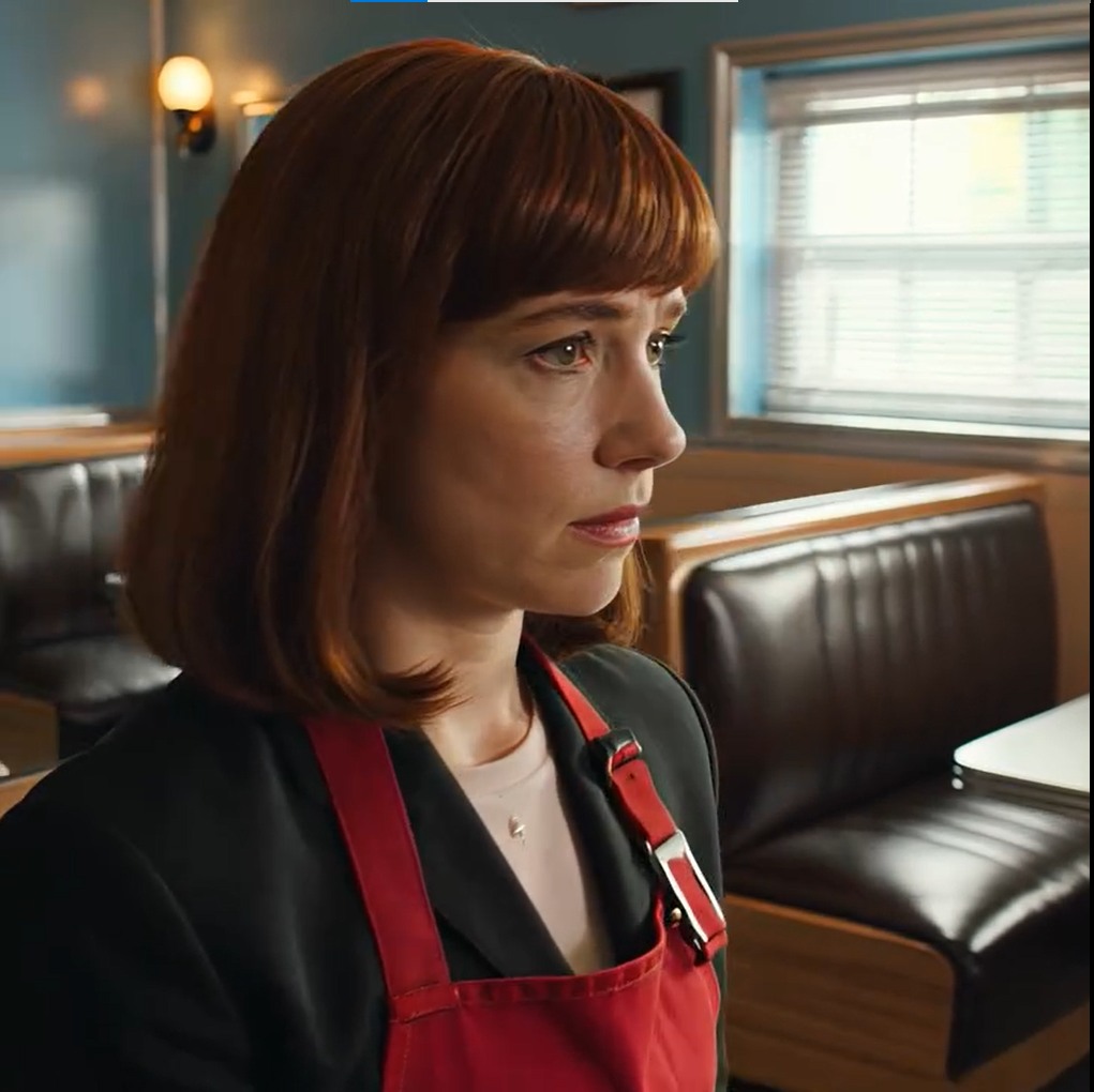 Po tym, jak zostałam obrabowana przez własne dzieci, w wieku sześćdziesięciu lat pracowałam jako kelnerka i codziennie dzieliłam się lunchem z drżącym staruszkiem — aż do dnia, w którym mój syn przyszedł, śmiejąc się z mojego upadku i nazywając mnie żałosną, akurat w momencie, gdy wpadli czterej ochroniarze, a staruszek wstał, wskazał na mojego syna i powiedział coś, co wszystko zmieniło.