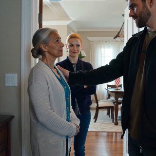 „W Nowy Rok mój syn krzyknął, żebym wyszła, bo jego żona nie chce, żebym tam była, więc wyszłam bez słowa, a kiedy zadzwonił następnego ranka i powiedział, że jego karta nie działa, zatrzymałam się i odpowiedziałam czterema słowami, których nigdy nie zapomni”.