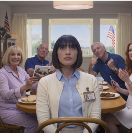 Moja rodzina nazwała to „zwykłym upominkiem ślubnym” — wykorzystała moją wiktoriańską szklaną oranżerię jako miejsce ceremonii — jednocześnie po cichu ukrywając prawdziwą datę, rezygnując z ochrony i zapraszając tłum do ośrodka badawczego regulowanego przez władze federalne, w którego istnienie ledwo wierzyli… A gdy w końcu udało mi się złapać zasięg w górskiej drodze, transmisja na żywo z mojej posesji przypominała imprezę wymykającą się spod kontroli w czasie rzeczywistym.