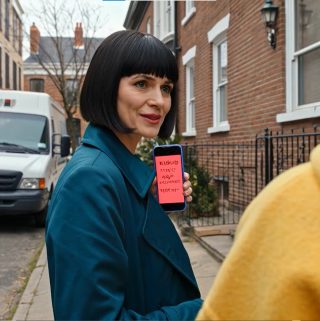 Rodzice powiedzieli mojej siostrze: „Wprowadzasz się”, a wtedy aplikacja do monitoringu domu nagle zaświeciła się na czerwono… „Wprowadzamy się w piątek” – powiedziała siostra, całkowicie spokojna. „Mama już się zgodziła”. Nie sprzeciwiałam się. Po prostu chwyciłam telefon. Alarm: uzbrojony. Kamera w dzwonku: nagrywa. Ekran rozświetlał się kolejnymi komunikatami o zimnie, jakby dom już wiedział, co się wydarzy. Potem pojawił się jeden alert, wyraźny i ostateczny: „Alert bezpieczeństwa: Wykryto nieautoryzowane wejście – powiadomiono służby”.