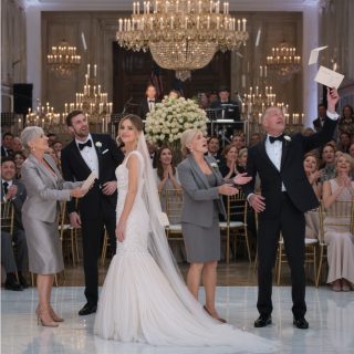 W dniu mojego ślubu mama wcisnęła mi w dłoń starą książeczkę oszczędnościową, a tata ją wyrwał, rzucił na zimny marmur na oczach 150 gości i warknął: „Śmieci należą do śmieci!”, jakby mówił o niej, a nie o papierze. Nie protestowałem, nie płakałem, po prostu odszedłem – po cichu – ale i tak tydzień później zaniosłem tę małą książeczkę do banku.