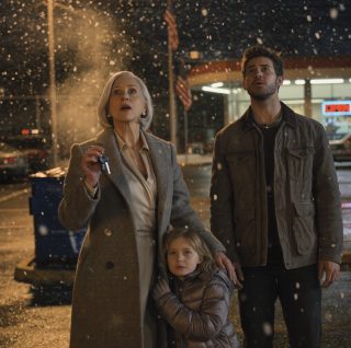 Wracałem do domu po mszy w Wigilię, gdy ich zobaczyłem — dwa cienie za sklepem spożywczym, poruszające się, jakby próbowały pozostać niezauważone.