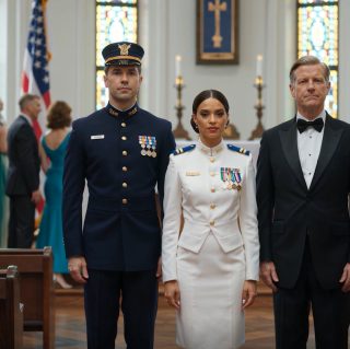 Na moim ślubie mój tata — bogaty prezes — warknął: „Zdejmij te głupie medale, to skandal!”. Gdy odmówiłam, uderzył mnie w twarz przed 280 gośćmi. Potem mój narzeczony, żołnierz Navy SEAL z czterema gwiazdkami, złapał go za nadgarstek i powiedział 8 słów. Cała sala zerwała się na nogi, a twarz mojego ojca zbladła…