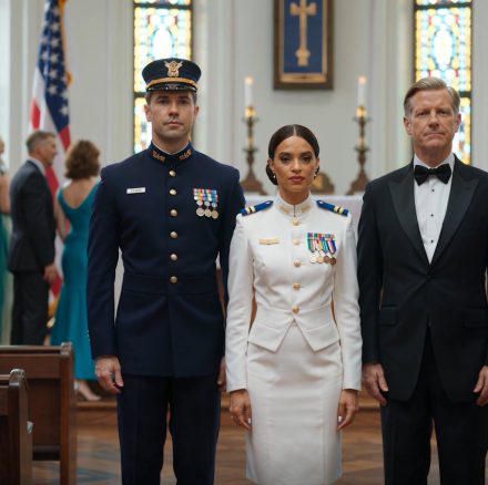 Na moim ślubie mój tata — bogaty prezes — warknął: „Zdejmij te głupie medale, to skandal!”. Gdy odmówiłam, uderzył mnie w twarz przed 280 gośćmi. Potem mój narzeczony, żołnierz Navy SEAL z czterema gwiazdkami, złapał go za nadgarstek i powiedział 8 słów. Cała sala zerwała się na nogi, a twarz mojego ojca zbladła…