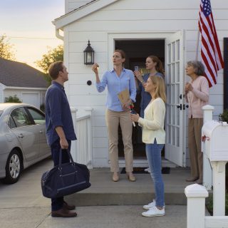 Mój chłopak zerwał ze mną z najgłupszego powodu, po tym jak przez lata go wspierałam, ale zapomniał, że dom jest na moje nazwisko… A teraz mieszka w swoim samochodzie…