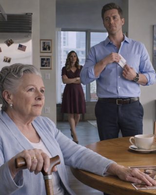 Mój syn wyrwał mi kartę i zaśmiał się: „Twoje pieniądze emerytalne są teraz moje”. Milczałem. Tydzień później bank mnie wezwał. Kierownik podał mi kopertę i powiedział cicho: „Może powinieneś otworzyć to przy nim”. A kiedy przeczytał, co było w środku… zbladł, a potem zaczął płakać.