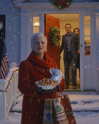 „Jechałam trzy godziny do domu mojego syna na święta, ale gdy tylko otworzył drzwi, powiedział chłodno: »Kto cię zaprosił, staruszko? Tylko rodzina może zostać – idź«. Cicho odwróciłam się w śnieg, wciąż trzymając prezenty dla moich dwójki wnucząt. Następnego ranka otworzyłam stare akta i zdałam sobie sprawę, że wciąż mam coś, czego nie mogą zignorować: moje nazwisko widnieje w akcie własności ich domu”.