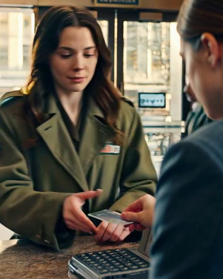 Tego dnia, kiedy wszedłem do banku w Chicago, aby anulować kartę „na tysiąc dolarów”, którą rzucił mi mój przybrany ojciec po pogrzebie dziadka… kasjer zbladł i błagał mnie, żebym nie wychodził