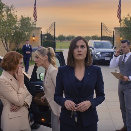 Na spotkaniu rodzinnym moja siostra powiedziała: „Ona już się w to nie miesza”. Ojciec mruknął: „Nie utrudniajcie tego bardziej niż to konieczne”. Potem przyprowadzili mężczyznę, którego nigdy wcześniej nie widziałam, i kazali mu wyprowadzić mnie z pokoju, jakbym była obca mojemu własnemu dziedzictwu. Wstałam, rozejrzałam się i powiedziałam: „Właśnie uznaliście mnie za niepotrzebnego”. Naprawdę wierzyli, że mogą mnie wyrzucić i zachować historię, nazwisko i władzę dla siebie. Nie wiedzieli, że imperium warte 900 milionów dolarów, o które walczyli, prawnie należało do mnie, a nie do nich. A następnego ranka wykorzystałam władzę, o której zapomnieli, że wciąż posiadam – blokując dostęp do każdego konta powiązanego z moim podpisem – a potem patrzyłam, jak wpadają w spiralę, gdy ich starannie zaplanowany plan zaczyna się sypać.