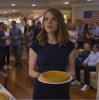 Na przyjęciu z okazji awansu mojego brata, „zażartował” przed całą salą: „To moja siostra – bez dyplomu, bez przyszłości, umie tylko żyć z rodziny”… Moi rodzice śmiali się najgłośniej… Uśmiechnąłem się tylko blado, uniosłem kieliszek, powiedziałem jedno zdanie, a potem wyszedłem, zrywając wszelki kontakt… A potem, pół roku później, dziwny telefon zmienił wszystko w nieoczekiwany sposób.