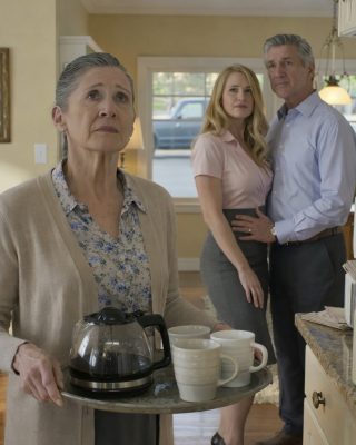 Nigdy nie powiedziałam mężowi o moim spadku w wysokości 2 milionów dolarów. Traktował mnie jak służącą – żądał punktualnego obiadu, krytykował mnie i kontrolował każde moje słowo. Znosiłam to w milczeniu przez 15 lat. Aż pewnego dnia bezczelnie przyprowadził do naszego domu swoją młodą kochankę i kazał mi nonszalancko zrobić kawę i posprzątać, jakby nic się nie stało. Uśmiechnęłam się tylko, wzięłam torebkę, wyszłam… i zadzwoniłam do osoby, która wprawiła ich oboje w osłupienie.