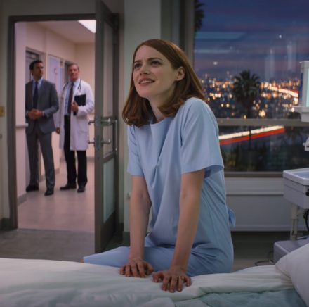 Tej nocy sfingowałam upadek w naszej idealnej kalifornijskiej łazience i obudziłam się, gdy lekarz na pogotowiu spojrzał na mojego męża, jakby już wcześniej widział ten „wypadek”.