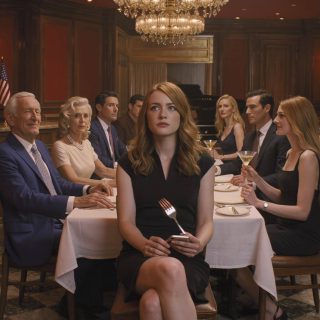 W stekhouse’ie na Manhattanie, gdzie porcelana kostna brzmi jak ostrzeżenie, a cabernet kosztuje 300 dolarów za nalewkę, moi rodzice uśmiechali się przez stół, jakbym była ich najlepszą inwestycją – dopóki mama nie wspomniała o 15 000 dolarów zaliczki na ślub i nie usłyszałam roli, jaką mi przydzielili w wieku dziesięciu lat: nie córka, nie rodzina, tylko plan emerytalny, fundusz awaryjny, ludzki bankomat. Siedziałam tam w Midtown z założonymi rękami, uświadamiając sobie, że ta kolacja nigdy nie miała na celu celebrowania czyjejś miłości.