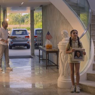 „Proszę pana, jestem Sofia. Sprzedaję pomarańcze na lekarstwa dla mamy”. Kilka minut później była już w moim marmurowym holu, drżąc przy schodach, trzymając zdjęcie, którego nie widziałem od dziesięciu lat. Potem spojrzała na mnie i wypowiedziała imię, które sprawiło, że zmroziło mi kręgosłup.