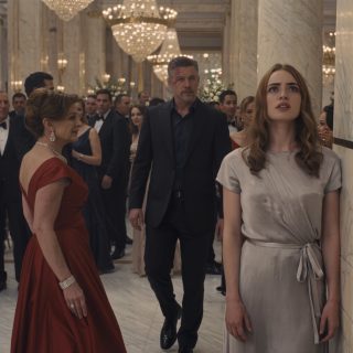 Noc, w której moja siostra śmiała się, że nikt nie chce mnie na balu, a mężczyzna, którego obawiała się każda rodzina w naszym ukrytym królestwie, zaczął iść prosto w moją stronę