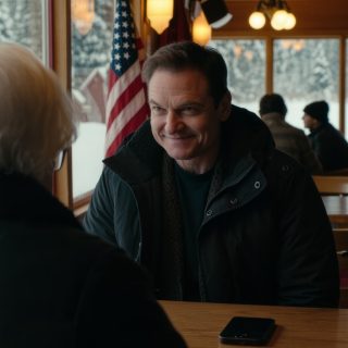 „Chcemy tylko spędzić spokojne święta z dziećmi, nie przychodźcie” – napisał mój syn – grzecznie, ale okrutnie. Połknęłam świece o zapachu sosny i prezenty, które już zapakowałam, a potem z mężem zniknęliśmy na święta, żeby się ratować. Ale w bożonarodzeniowy poranek otworzyłam telefon i zobaczyłam 69 połączeń – i zrozumiałam dlaczego…