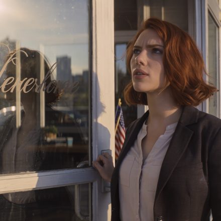 Nie znalazłam się na liście gości mojej siostry — więc wyjechałam z Denver, nauczyłam się budować coś, co było moje, i wróciłam z imieniem na drzwiach, którego nikt się nie spodziewał. Mam na imię Samantha, mam dwadzieścia osiem lat i mieszkałam kiedyś w Denver w małym mieszkaniu, w którym pachniało kawą i deszczem. Dowiedziałam się, że nie zostałam zaproszona na ślub siostry, a głos, który słyszałam przez telefon, brzmiał jak wzruszenie ramion, a Góry Skaliste za moim oknem wydawały się odległe przez mgłę dymu, tak jak wtedy, gdy wszystko inne wydaje się nierealne. Przez lata byłam tą cichą osobą, o której ludzie myśleli, że zawsze będzie obecna — niezawodną, ​​niewidzialną, osobą, która dbała o to, by światła były włączone, podczas gdy wszyscy inni byli w centrum uwagi. Tego popołudnia coś we mnie pękło, nie krzykiem, ale kliknięciem, a życie, które znałam, zaczęło się przegrupowywać wokół jednej, upartej idei: jeśli mnie nie zobaczą, przestanę czekać na to, by mnie zauważono. Sprzedawałam meble, spakowałam jedną walizkę i zamknęłam drzwi bez przeprosin, porzucając rutynę, która wydawała się grzecznymi pułapkami. Świat otworzył się przed pinezkami na mapie i tanimi lotami, a po raz pierwszy moje skromne oszczędności wydawały się szansą, a nie siatką bezpieczeństwa. Poszłam tam, gdzie prowadziła mnie ciekawość – najpierw do neonowych nocy i maleńkich barów z ramenem, potem do cichych świątyń, gdzie kadzidło nauczyło mnie, jak podejmować decyzje, oddychając. W Tokio nauczyłam się działać powoli i słuchać, zamienić sztywne ramy mojego dawnego życia na pracę wymagającą cierpliwości, uczciwości i odwagi, by publicznie ponosić porażki. Te targi, te sale wykładowe, ludzie, którzy poprawiali mój kiepski japoński, nauczyli mnie jednego: mogę budować wartość od podstaw, jeśli tylko dam sobie szansę. Miesiące niewygodnych hosteli i skrupulatnego tworzenia arkuszy kalkulacyjnych stały się praktyką; drobne zlecenia konsultingowe przerodziły się w stałych klientów, ponieważ traktowałam dostawców jak partnerów, a nie jak marże. Trzymałam telefon wyłączony, ucząc się, jak przekształcać relacje w kontrakty, a ciekawość w przychody, a kiedy wiadomość przychodziła od firmy, która miała dla mnie znaczenie, odczuwałam ją mniej jak szczęście, a bardziej jak ciche, zasłużone zaproszenie. Praca była chaotyczna i wspaniała, i zmieniła moje oczekiwania co do tego, co może przynieść mi życie. Jeden telefon zmienił bieg wydarzeń: oferta, która wymagała ode mnie, bym przestał być niewidzialny i zaczął działać strategicznie. Przyjąłem ją, ponieważ stałem się kimś, kto wkracza w możliwości, zamiast na nie czekać. Pensja była wyższa niż moja poprzednia pensja, a zaufanie, którego nie da się podrobić; spotykałem się na spotkaniach, zamykałem transakcje i budowałem mały zespół, który poruszał się jak jeden, precyzyjny instrument. Każdy kontrakt wplatał mnie w sieć, którą wcześniej dostrzegałem jedynie przelotnie na korytarzach biurowych, i nauczyłem się pysznej różnicy między byciem użytecznym a niezastąpionym. Kiedy w końcu wróciłem, miasto wyglądało tak samo, a ja czułem się obco w znanych mi miejscach, stojąc przed szklanymi drzwiami z moim imieniem wyrytym na matowym panelu. Moje dłonie były pewne, ale klatka piersiowa dudniła jak bęben – to był moment, w którym historia się zmieniła, punkt zaczepienia, do którego zmierzałem od roku. Wziąłem oddech, sięgnąłem do klamki i zatrzymałem się – wiedząc, że cokolwiek się stanie, kiedy drzwi się otworzą, zadecyduje o wszystkim.