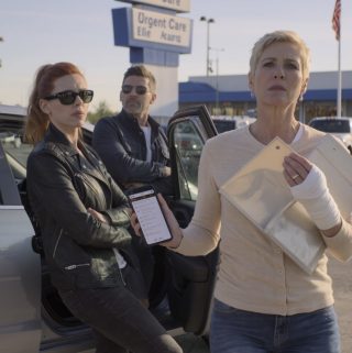 Nie sądziłam, że moja synowa faktycznie mnie dorwie – nie w tej jasnej, otwartej kuchni na przedmieściach, nie po tym, jak pomogłam jej w dotarciu do końca szkoły pielęgniarskiej, nie po tym, jak pozwoliłam jej zostać w moim małym domku gościnnym na tyłach domu, „aż wszystko się uspokoi”. Ale jedna kłótnia przerodziła się w ostrą wymianę zdań i w sekundę przekonałam się, jak szybko rodzina w Ameryce może stać się „naszym domem, naszymi zasadami”… i jak szybko matka staje się problemem, gdy w grę wchodzą pieniądze.