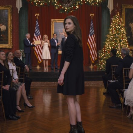 Podsłuchałam, jak moi rodzice planowali upokorzyć mnie na swoim eleganckim świątecznym balu, używając mojego brudnego zdjęcia, nazywając mnie „Służącą” i opowiadając przestrogę przed bogatymi amerykańskimi inwestorami — ale nie mieli pojęcia, że ​​„Ogrodnik”, na którego patrzyli z góry, po cichu wykupił dług zaciągnięty na ich cenną galerię, a zanim wieczór dobiegł końca, stawałam przed wszystkimi i mówiłam spokojnie: „Dziś wieczorem nie jestem waszą córką. Jestem waszą właścicielką”.