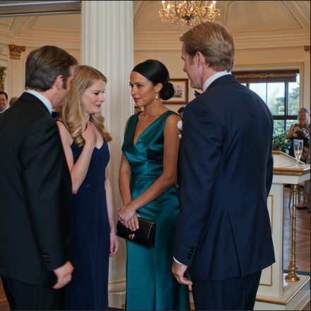 Moi rodzice zapłacili 180 000 dolarów za studia medyczne mojego brata, a potem powiedzieli mi: „Dziewczyny nie potrzebują tylu studiów – po prostu wyjdź dobrze za mąż”. Myślałam, że zatuszłam urazę, aż do nocy jego zaręczyn, kiedy okazało się, że tak nie jest.