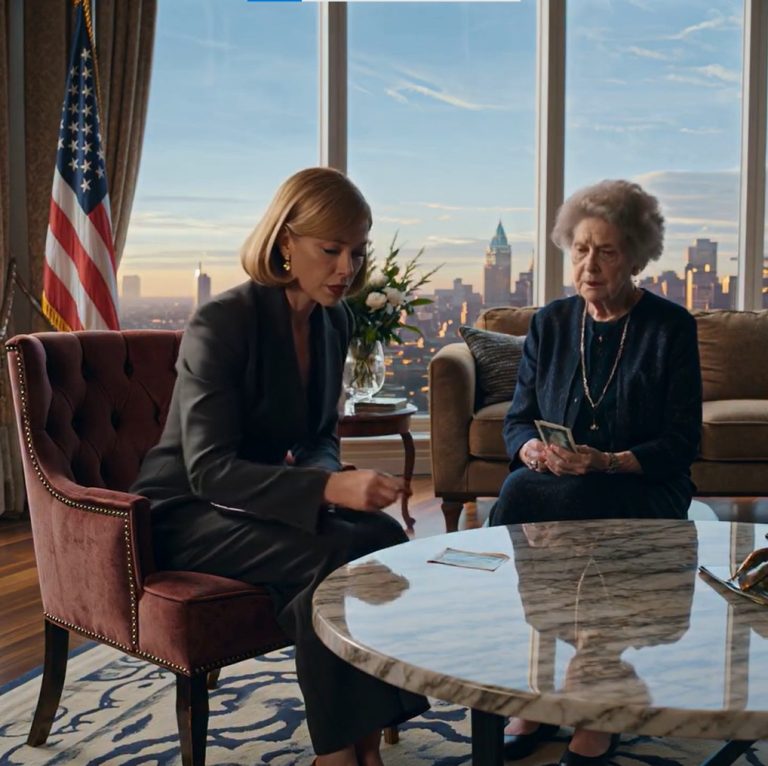 Starsza kobieta zapukała do moich drzwi i powiedziała: „Nie mam już dużo czasu i nie mogę tego trzymać w tajemnicy”. Potem wzięła drżący oddech i dodała: „Twój mąż i moja córka od lat prowadzą sekretne życie – i jest w to zamieszana dwójka dzieci”. Poczułam, jak pokój się przechyla. Ale to, co powiedziała… kompletnie odebrało mi mowę.