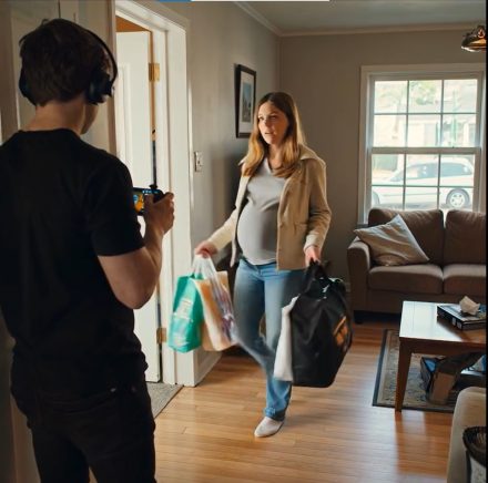 Byłam w siódmym miesiącu ciąży, wnosząc zakupy po trzech piętrach schodów, podczas gdy mój mąż siedział na kanapie, grając w gry wideo. Kiedy w końcu odstawiłam torby, spocona i zdyszana, spojrzał na mnie i powiedział: „Robisz się obrzydliwa. Lepiej szybko schudnij, albo znajdę kogoś, kto naprawdę o siebie zadba”. Jego przyjaciele się śmiali. Tylko się uśmiechnęłam. 72 GODZINY PÓŹNIEJ DZWONIŁ DO MNIE BEZ PRZERWY, BŁAGAJĄC… Byłam w siódmym miesiącu ciąży, wnosząc zakupy po trzech piętrach schodów, podczas gdy mój mąż siedział na kanapie, grając w gry wideo. Kiedy w końcu odstawiłam torby, spocona i zdyszana, spojrzał na mnie i powiedział: „Robisz się obrzydliwa. Lepiej szybko schudnij, albo znajdę kogoś, kto naprawdę o siebie zadba”. Jego przyjaciele się śmiali. Tylko się uśmiechnęłam. 72 GODZINY PÓŹNIEJ DZWONIŁ DO MNIE BEZ PRZERWY, BŁAGAŁ…