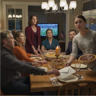 W Święto Dziękczynienia rodzice usunęli moje miejsce od stołu, a mama powiedziała: „Nie ma miejsca na rozczarowania”. Nie sprzeciwiłem się. Po prostu odłożyłem babciny placek pekanowy, wsunąłem kopertę na talerz taty i powiedziałem: „Szczęśliwego Święta Dziękczynienia. W końcu wiem, dlaczego mnie nienawidzisz”. W pokoju zapadła taka cisza, że ​​słychać było stłumiony mecz futbolowy z pokoju dziennego.