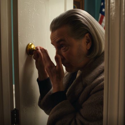 Przez trzydzieści pięć lat mój mąż budził się o czwartej rano i zamykał drzwi łazienki – wiosną ubiegłego roku ukradłam klucz i zajrzałam przez dziurkę od klucza, a prawda wywróciła całe moje małżeństwo do góry nogami