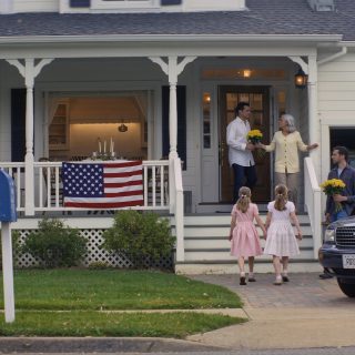 Słyszałam, jak mój własny syn naśmiewa się ze mnie w swoim salonie, więc przestałam zabiegać o miejsce przy jego niedzielnym stole… i zaczęłam budować życie, nad którym nie miał kontroli.