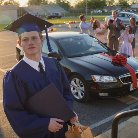 Dzień, w którym moja siostra dostała nowy samochód, a ja torbę pełną zabawnych prezentów, był dniem, w którym po cichu zniknąłem z mojej rodziny.