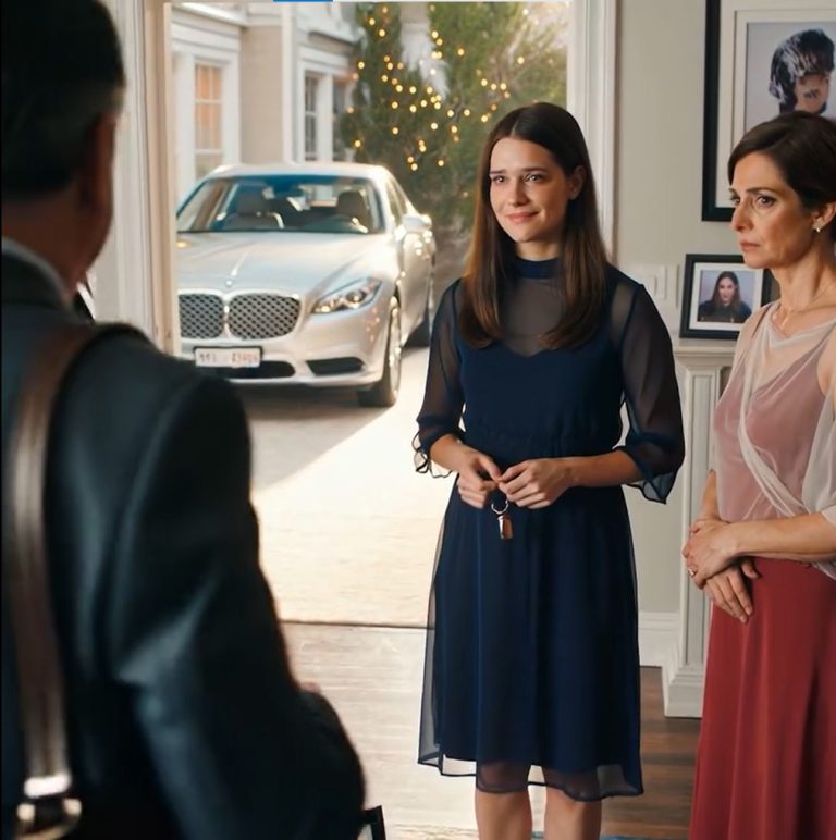 Moi rodzice sprzedali zabytkowy fortepian mojej babci – ten, który zostawiła tylko mnie – i za 95 000 dolarów kupili mojej siostrze samochód. Kiedy powiedziałem o tym babci z jej hospicjum, sięgnęła po telefon, wykonała jeden telefon i powiedziała: „CZAS, ŻEBY SPOTKALI SIĘ Z MOIM ADWOKATEM”.