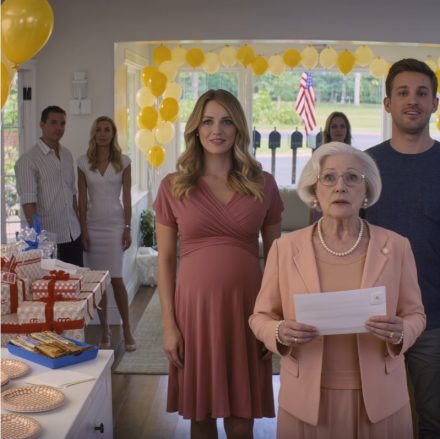 Teściowa wręczyła mi kopertę i powiedziała: „Lista 47 powodów, dla których mój syn nie powinien kontynuować tego małżeństwa z tobą”. Mój mąż się roześmiał. Cała sala się roześmiała. Ale ja nie. Otworzyłam kopertę, przeczytałam na głos powód nr 23 i patrzyłam, jak jej twarz blaknie. Tego wieczoru nikt nie chciał już od niej słyszeć ani słowa.